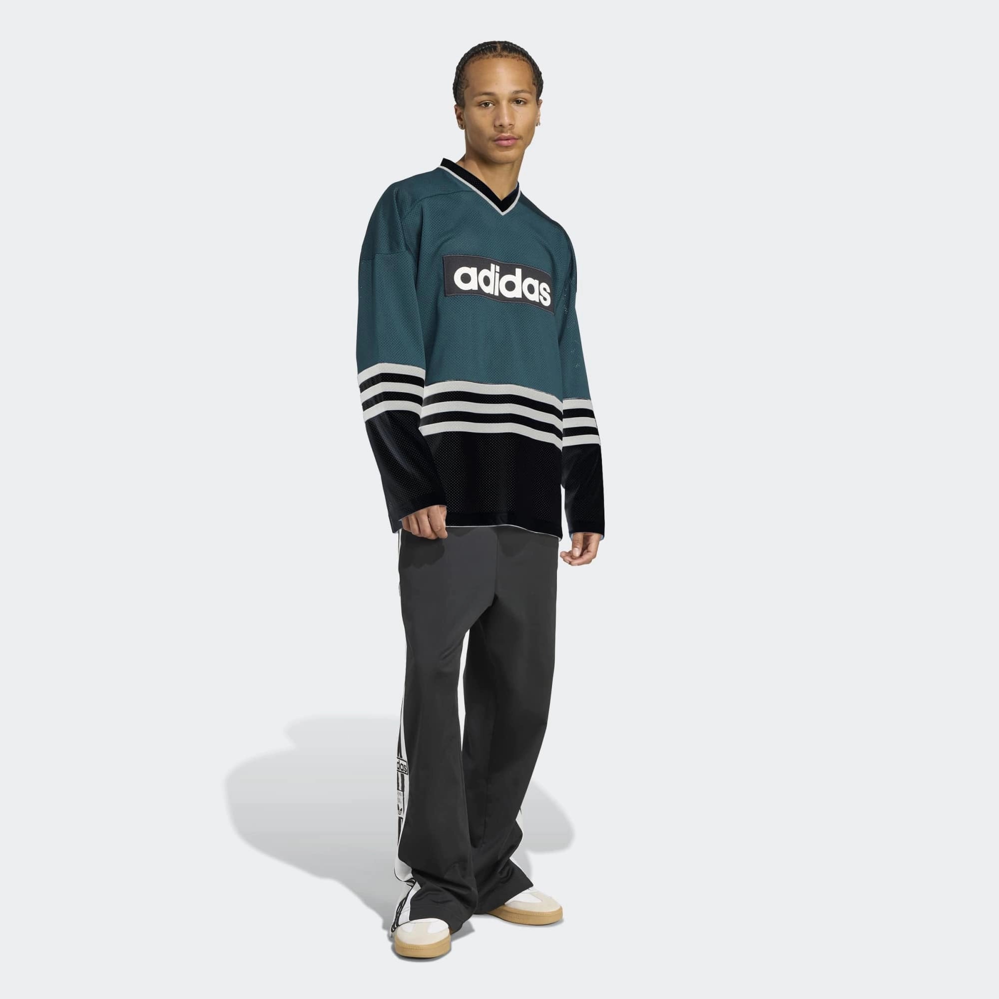 "Grünes adidas Originals Hockey Jersey (Aurora Ivy) mit V-Ausschnitt, weißen Kontraststreifen und Trefoil-Logo auf der Brust bei Stickabush Berlin."