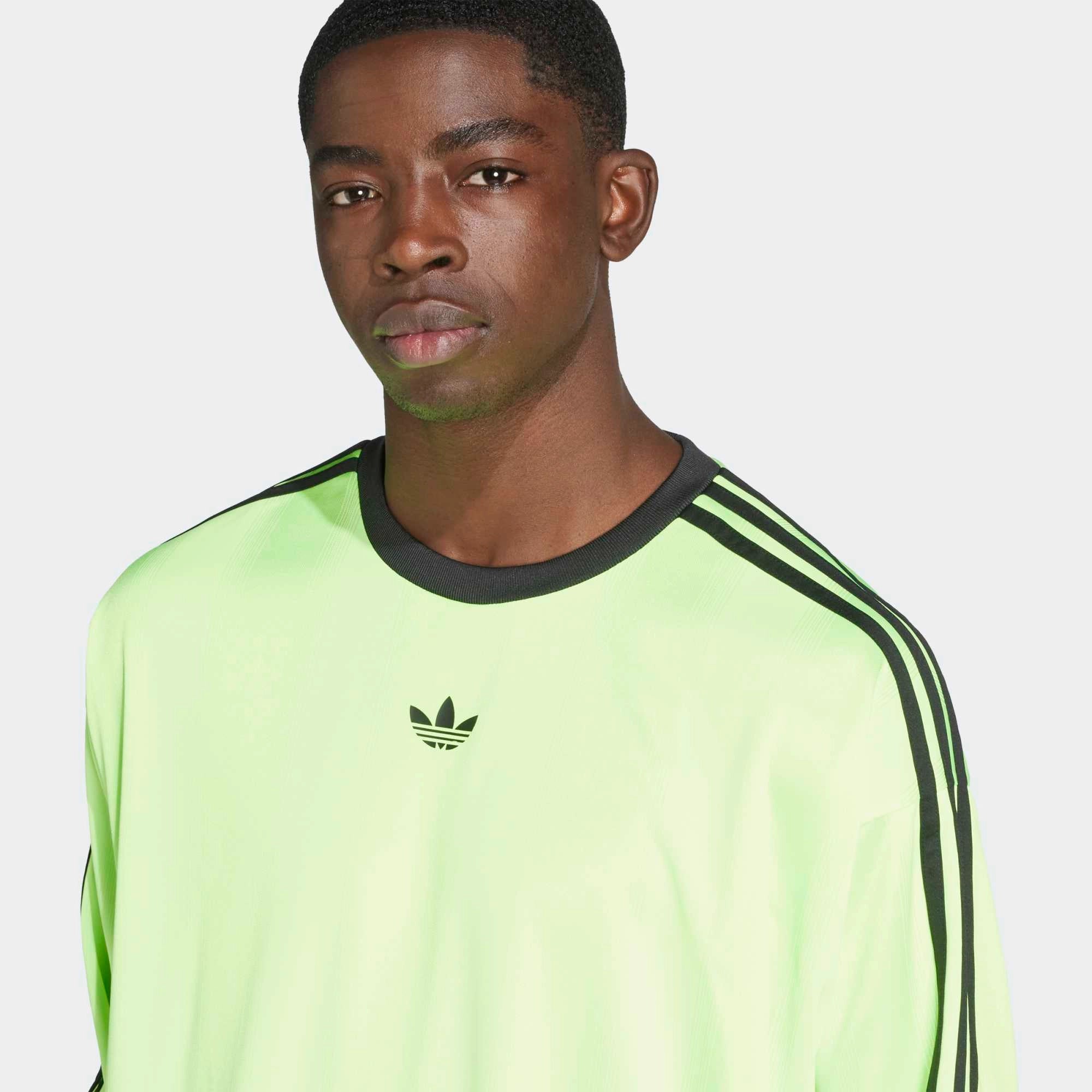 „Adidas Originals Adicolor Jacquard Long-Sleeve Jersey in Signal Green/Black – Vorderansicht des Retro-Oberteils mit Trefoil-Stickerei, 3-Stripes und geometrischem Jacquard-Muster bei Stickabush.“