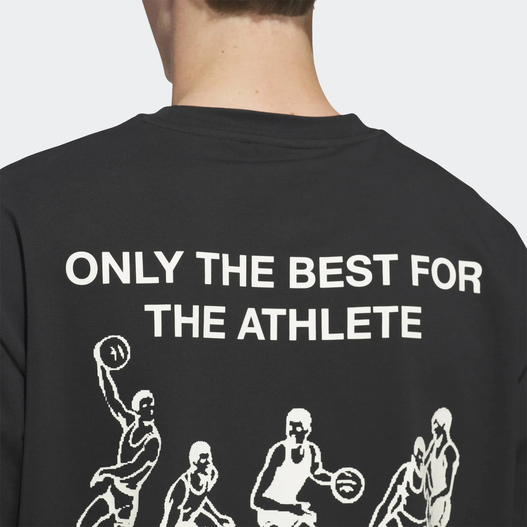 „Hinteransicht Detail Model des adidas Originals Sport Design GFX Tee in Schwarz mit zentralem Retro-Sportgrafik-Print bei Stickabush Berlin.“
