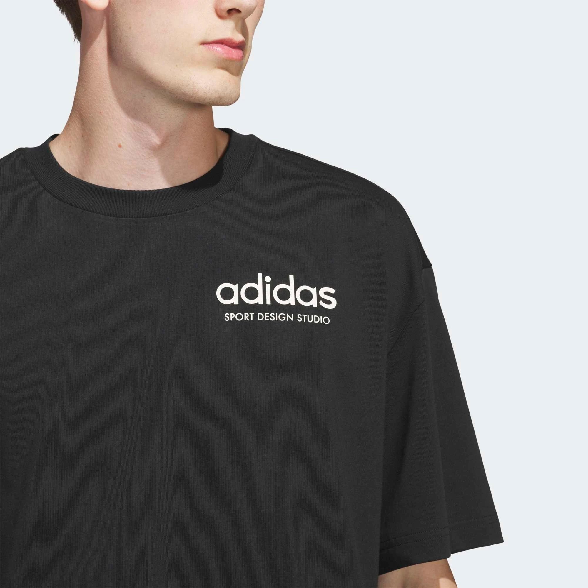 „Vorderansicht Detail Brust des adidas Originals Sport Design GFX Tee in Schwarz mit zentralem Retro-Sportgrafik-Print bei Stickabush Berlin.“