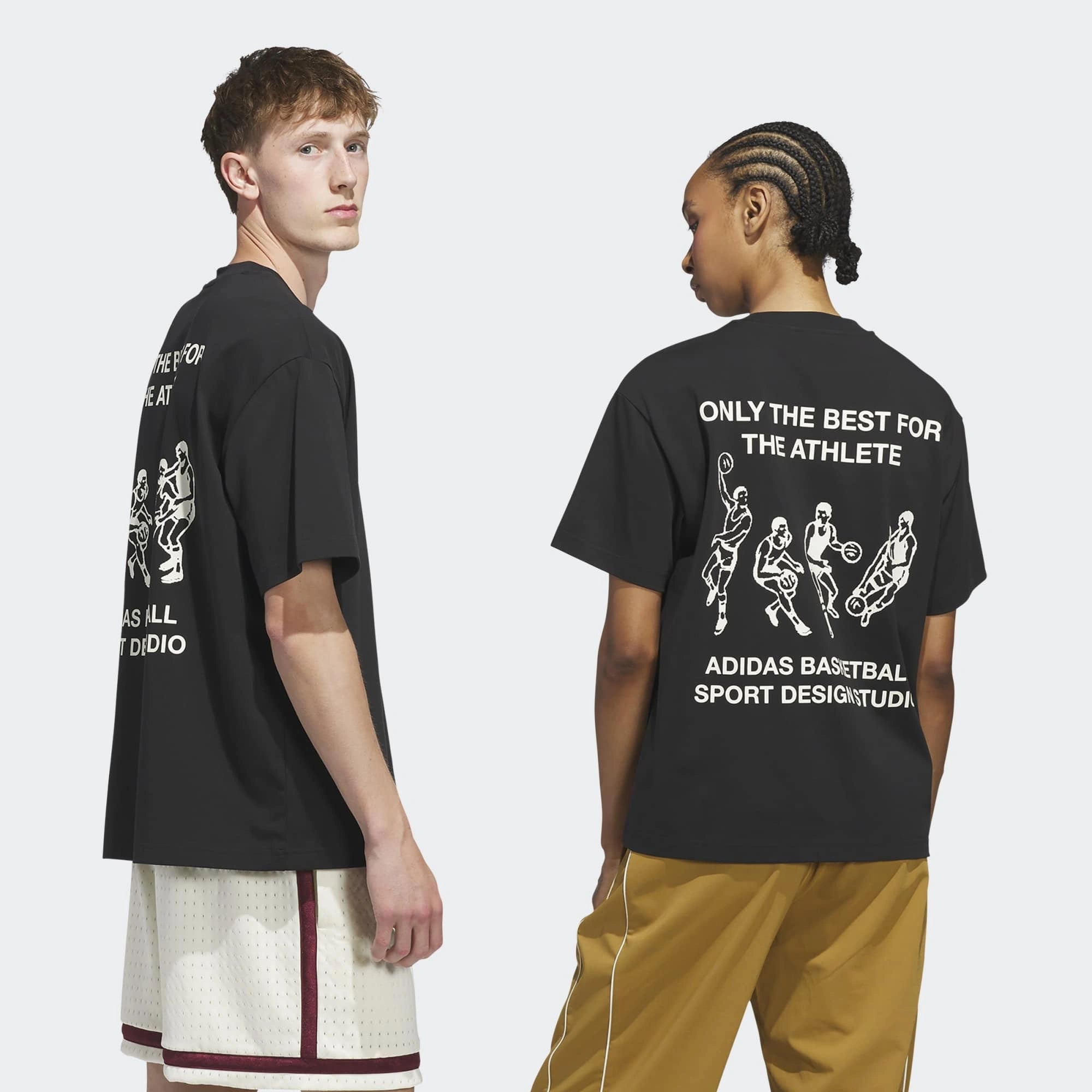 „Seiten und Hinteransicht Models des adidas Originals Sport Design GFX Tee in Schwarz mit zentralem Retro-Sportgrafik-Print bei Stickabush Berlin.“
