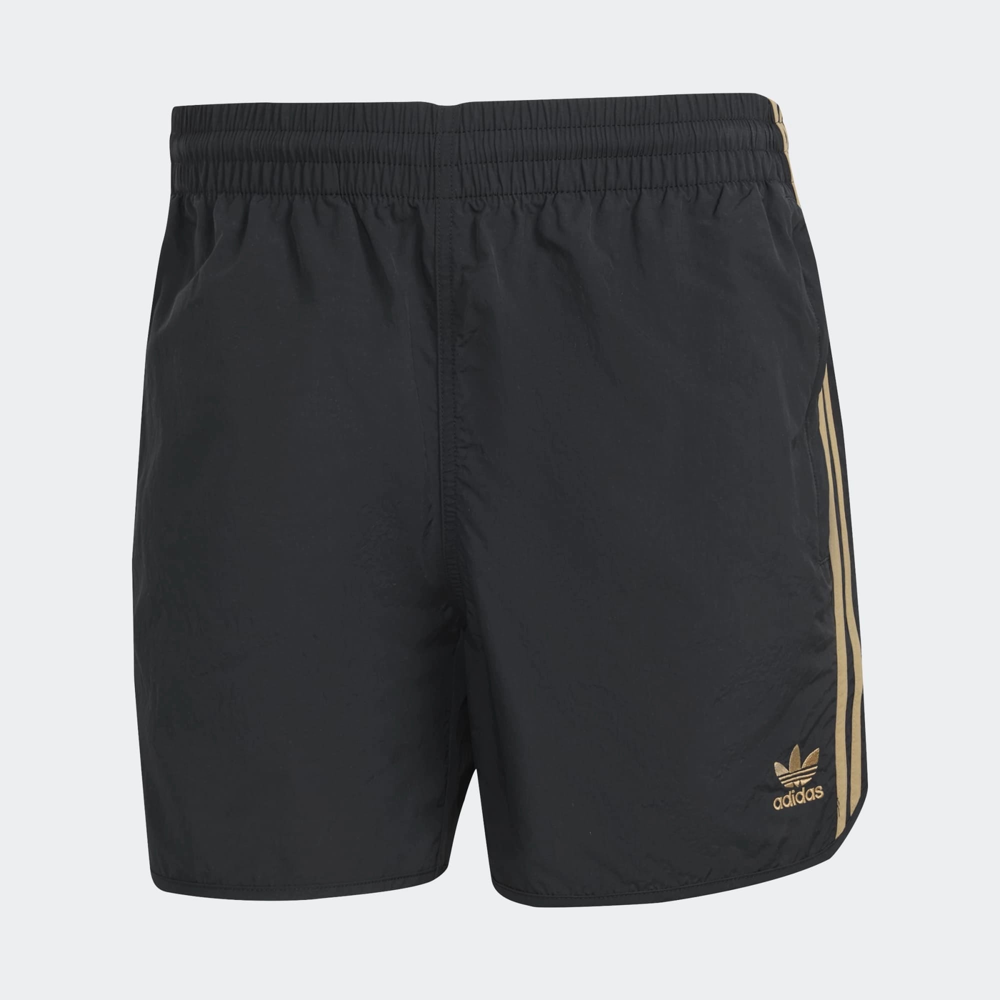 Adidas Classics Sprinter Shorts. Kurze, schwarze Shorts aus recyceltem Polyester, mit elastischem Bund, drei braunen Seitenstreifen und gesticktem Trefoil-Logo.