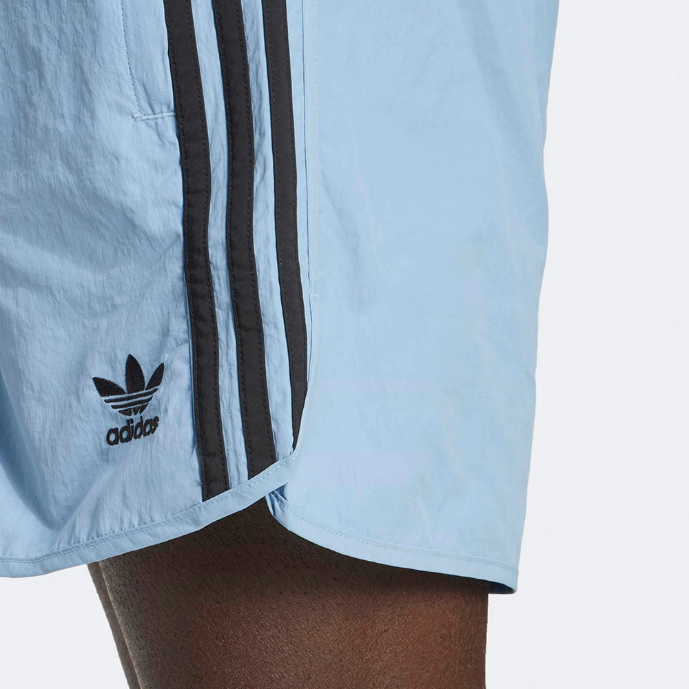 "Adidas Classics Sprinter Shorts in Ash Blue, aus leichtem Trikot-Material, mit weißen 3-Streifen und dem Trefoil-Logo am Bein.“