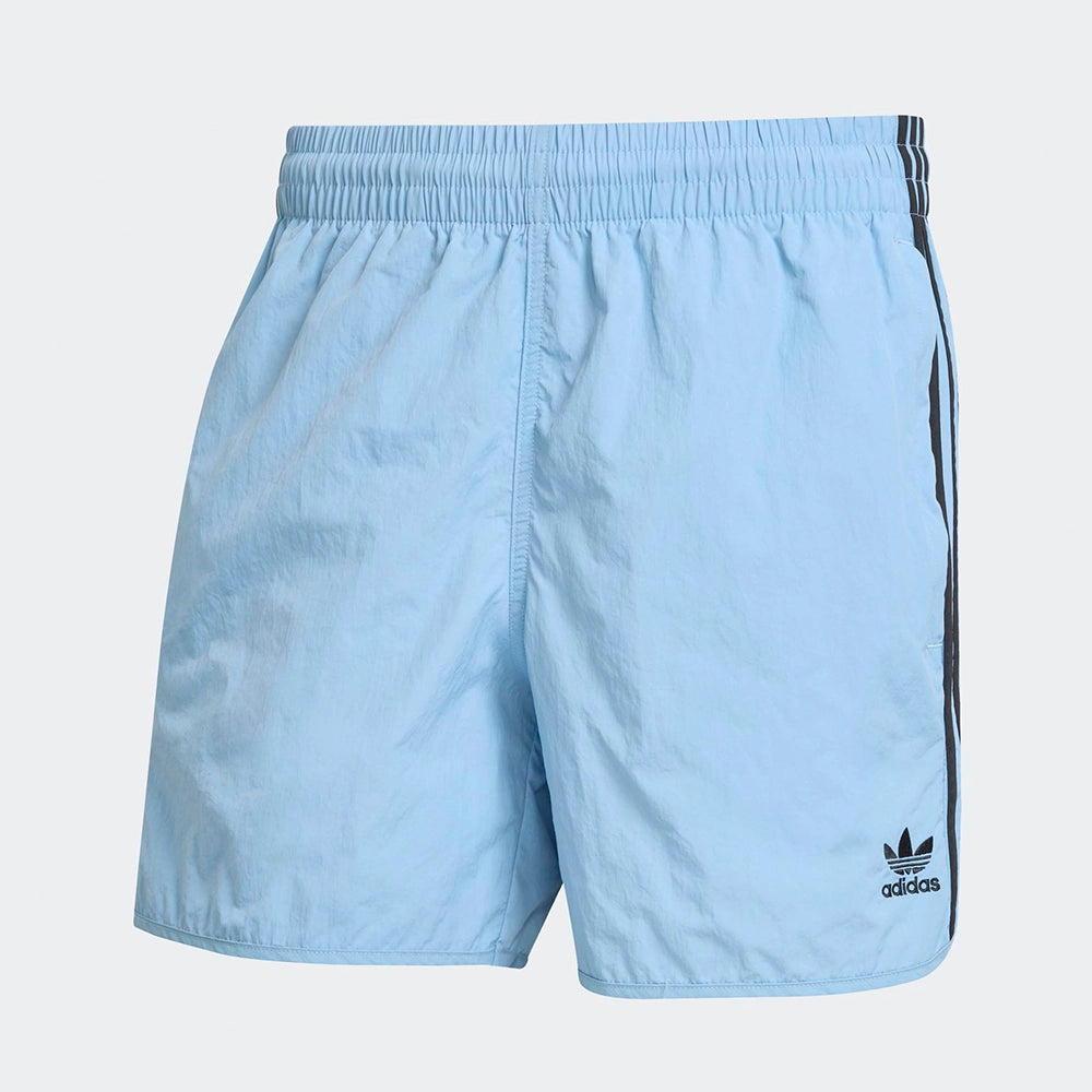 "Adidas Classics Sprinter Shorts in Ash Blue, aus leichtem Trikot-Material, mit weißen 3-Streifen und dem Trefoil-Logo am Bein.“