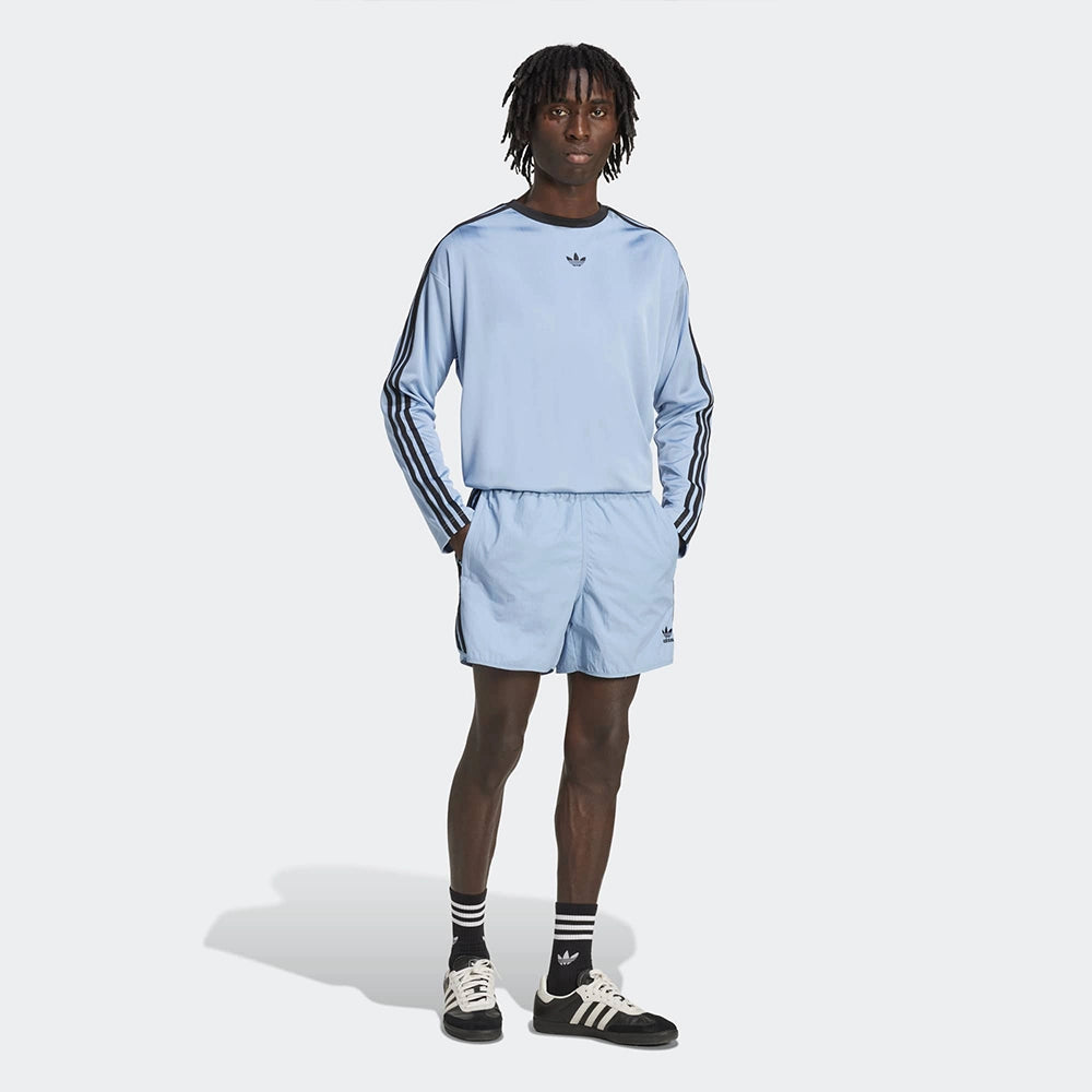 "Adidas Classics Sprinter Shorts in Ash Blue, aus leichtem Trikot-Material, mit weißen 3-Streifen und dem Trefoil-Logo am Bein.“
