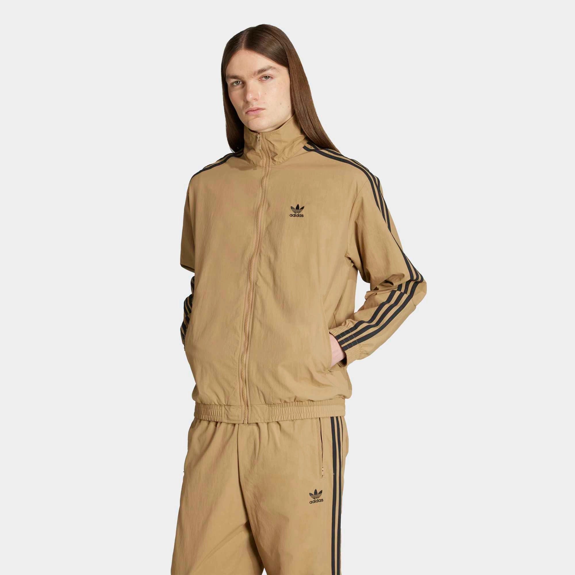 Adidas Adicolor Woven Firebird Jacket in Beige/Black, aus recyceltem Polyester, mit 3-Streifen-Design und gesticktem Trefoil-Logo.
