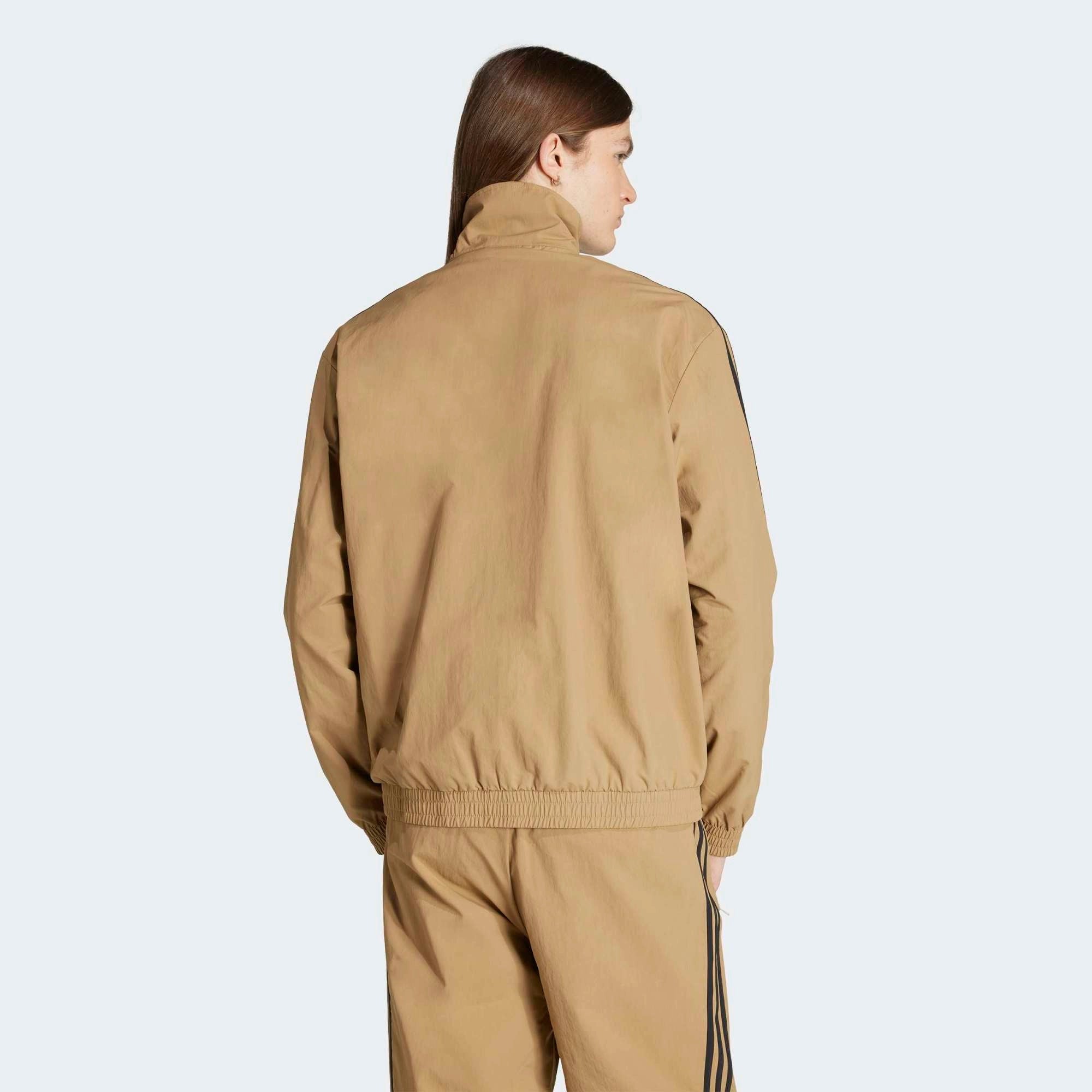 Adidas Adicolor Woven Firebird Jacket in Beige/Black, aus recyceltem Polyester, mit 3-Streifen-Design und gesticktem Trefoil-Logo.