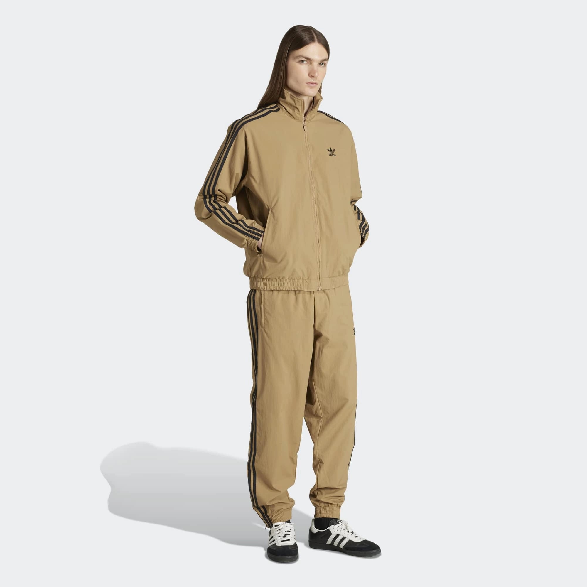 Adidas Adicolor Woven Firebird Jacket in Beige/Black, aus recyceltem Polyester, mit 3-Streifen-Design und gesticktem Trefoil-Logo.