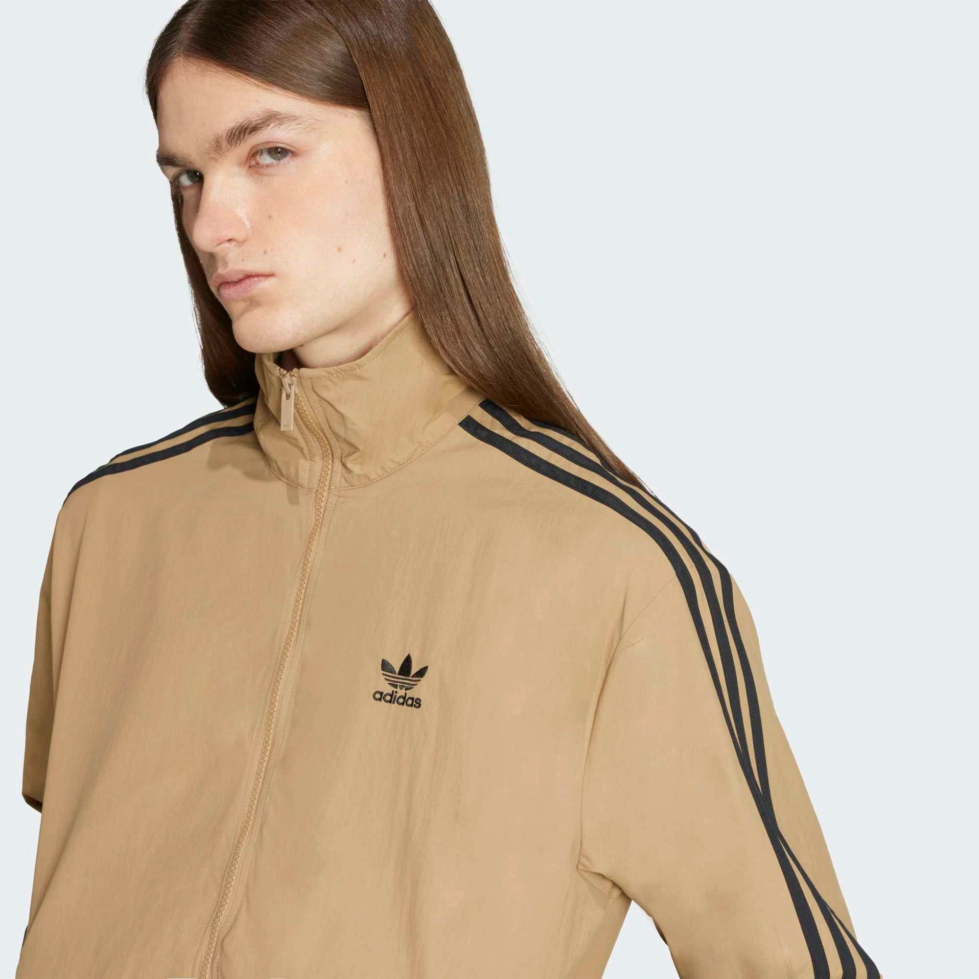 Adidas Adicolor Woven Firebird Jacket in Beige/Black, aus recyceltem Polyester, mit 3-Streifen-Design und gesticktem Trefoil-Logo.