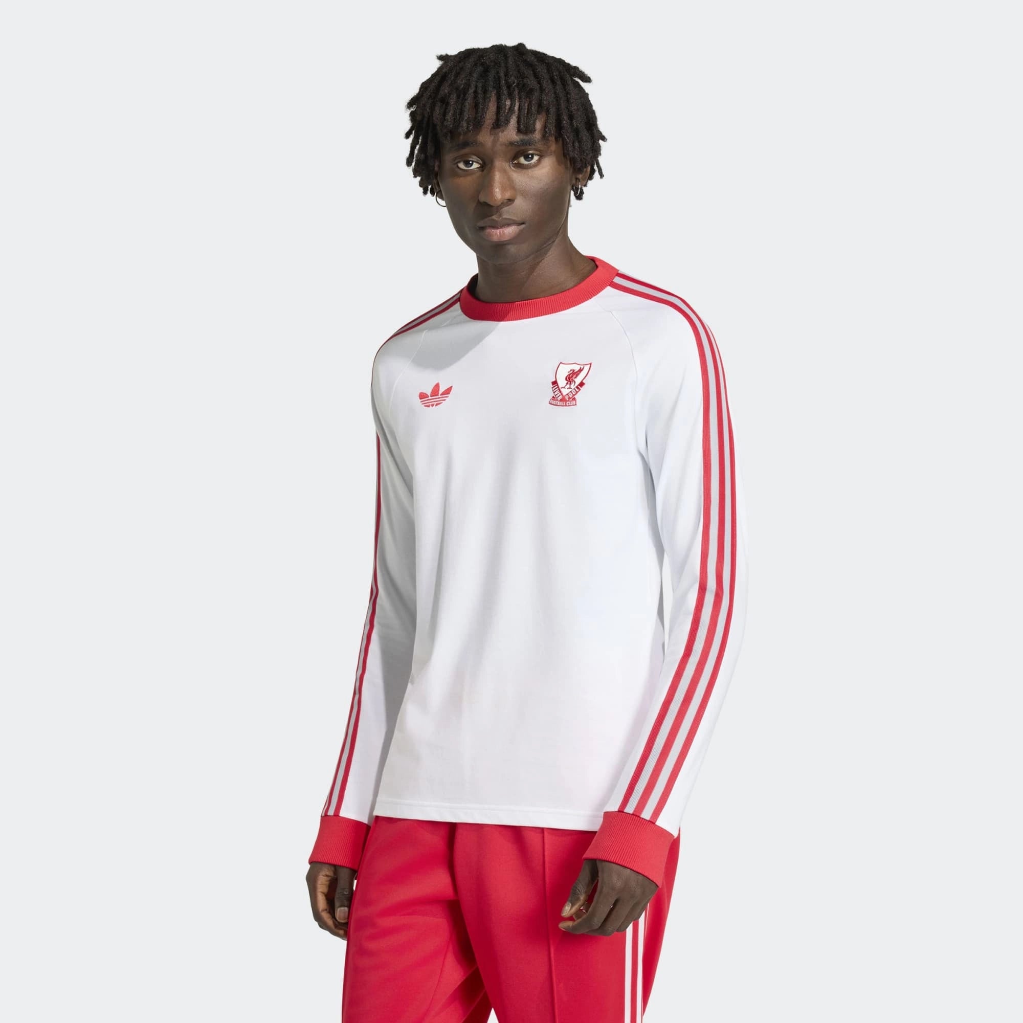 "Weißes adidas Originals Liverpool FC Langarmshirt mit roten Streifen und gesticktem Liver Bird Logo auf der Brust bei Stickabush.“