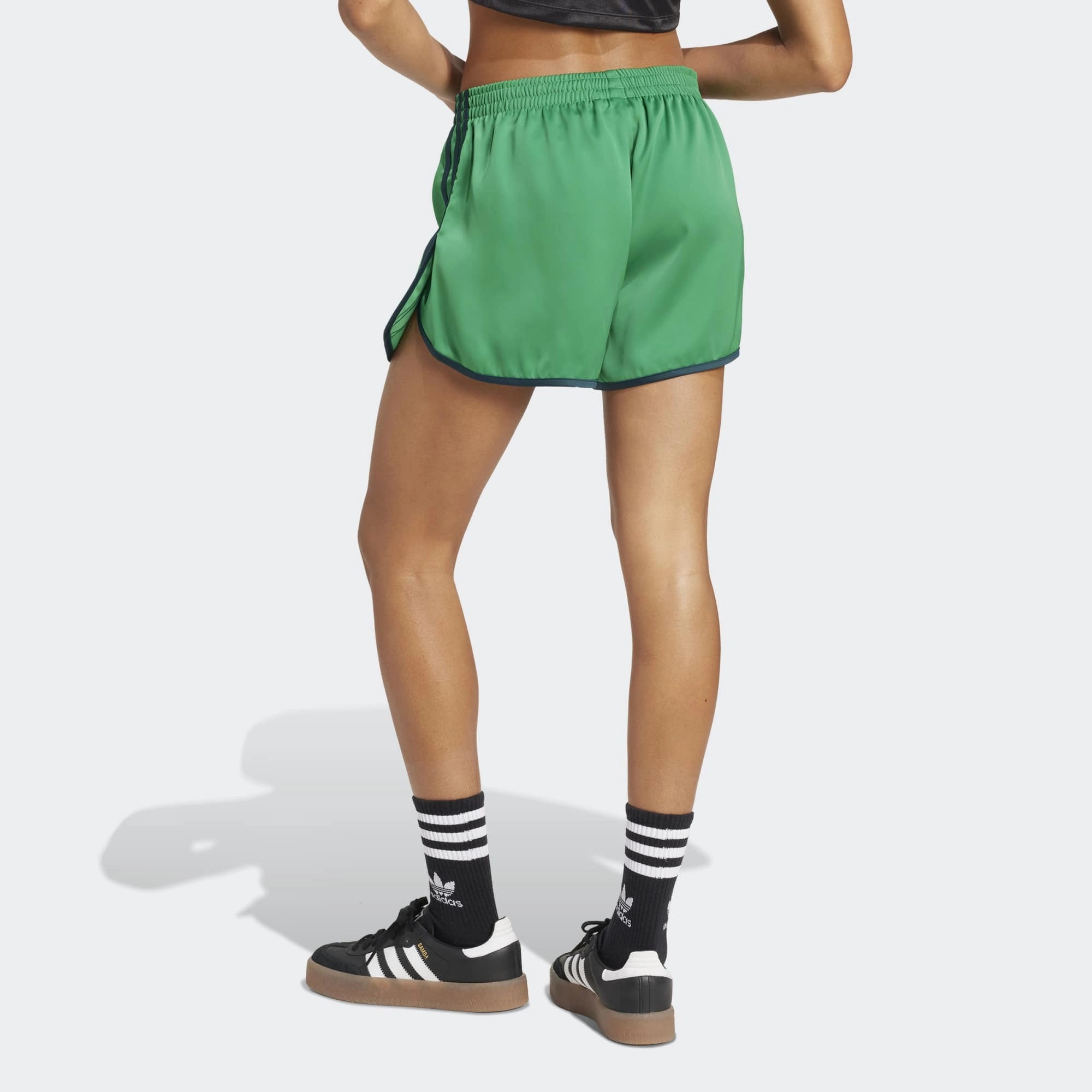 Adidas 3-Stripes Sprinter Shorts in Grün. Gefertigt aus recyceltem Polyester-Trikot-Stoff, mit klassischem 3-Streifen-Design in Aurora Ivy.