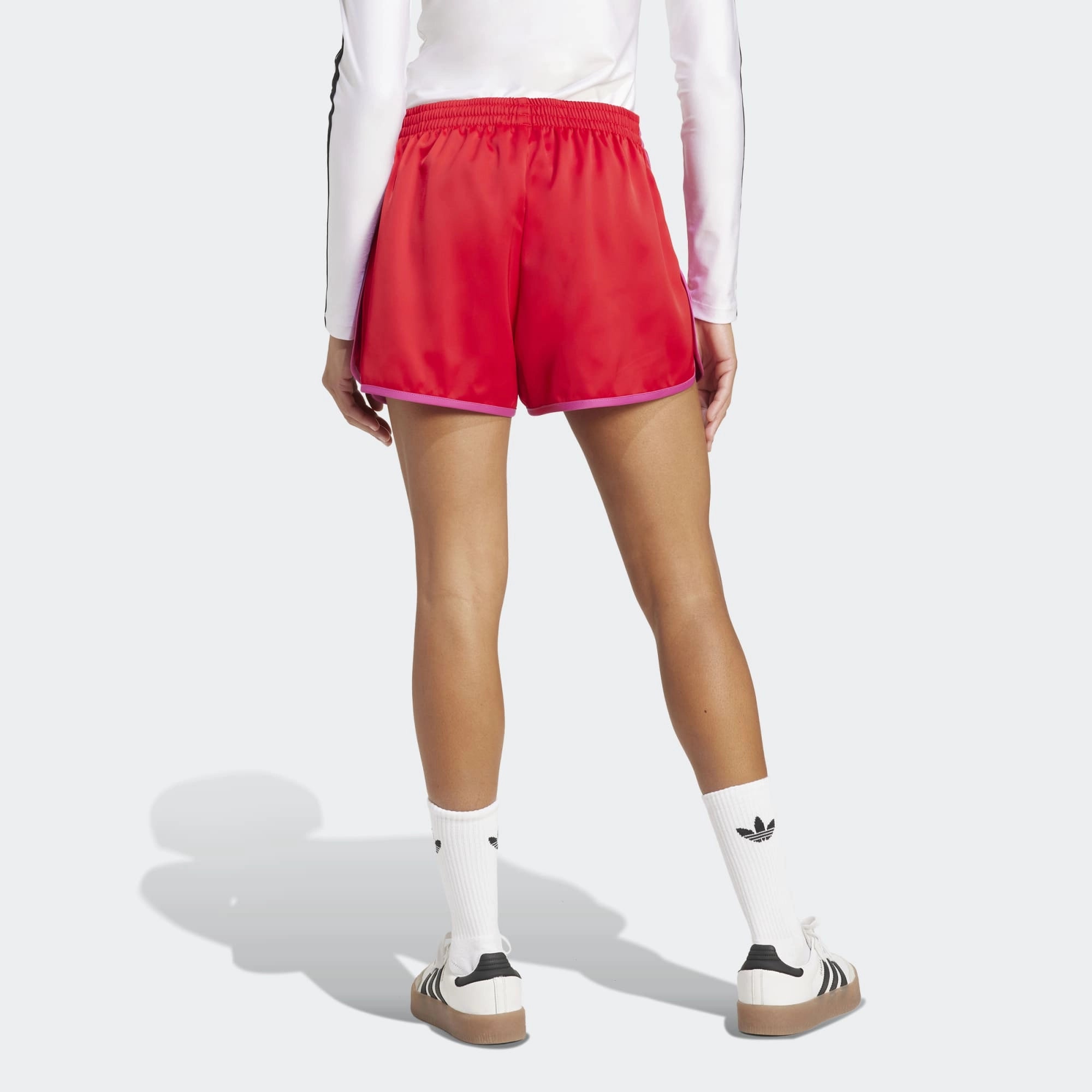 Adidas 3-Stripes Sprinter Shorts in leuchtendem Rot. Gefertigt aus recyceltem Polyester-Trikot, mit Fuchsia-farbenen 3-Streifen.