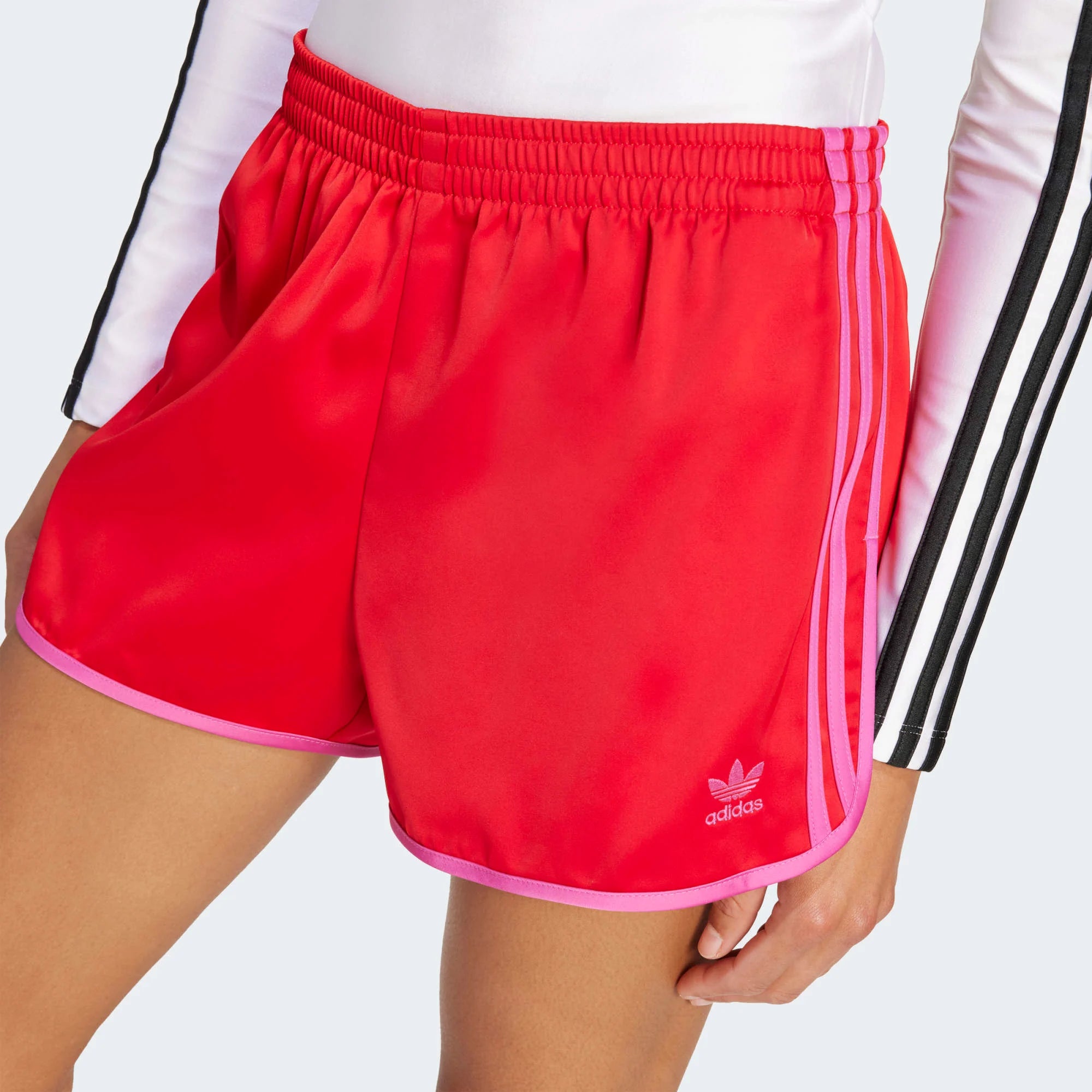 Adidas 3-Stripes Sprinter Shorts in leuchtendem Rot. Gefertigt aus recyceltem Polyester-Trikot, mit Fuchsia-farbenen 3-Streifen.