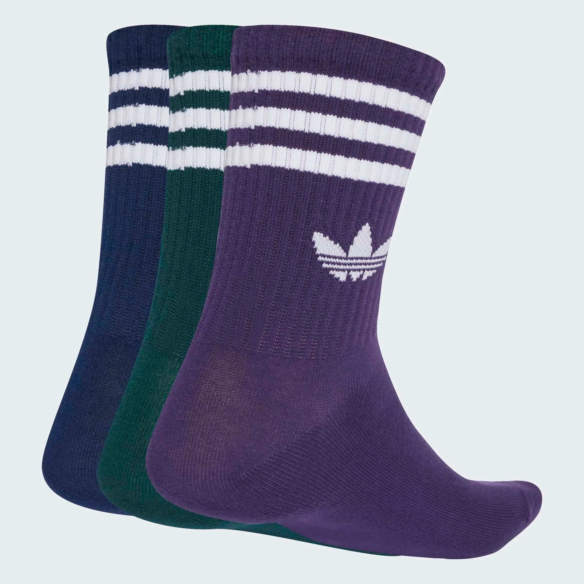 “3er-Pack adidas Originals 3-Stripes Crew Socks in den Farben Night Indigo, Aurora Ivy und Aurora Plum mit weißen 3-Streifen und Trefoil-Logo bei Stickabush.“