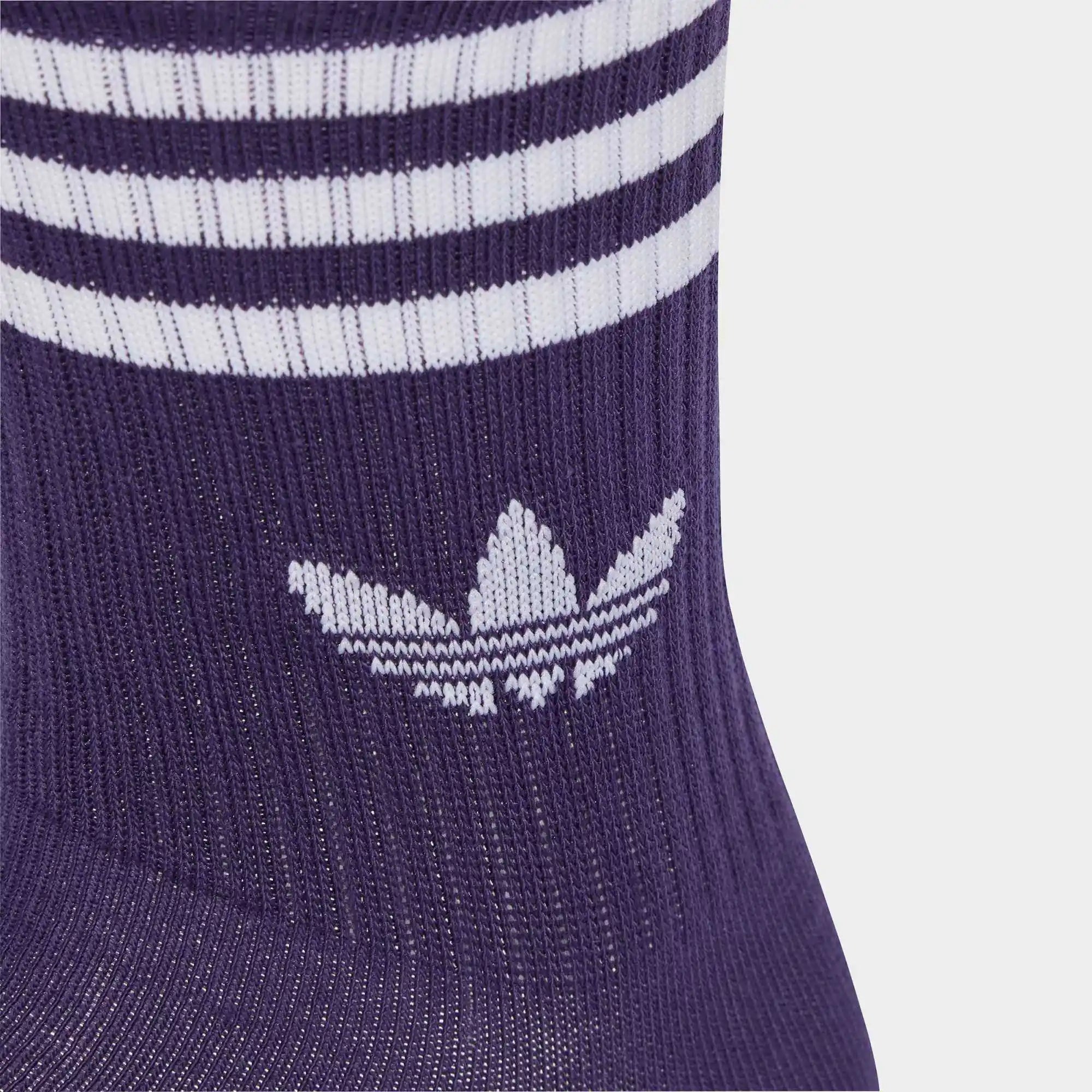 “3er-Pack adidas Originals 3-Stripes Crew Socks in den Farben Night Indigo, Aurora Ivy und Aurora Plum mit weißen 3-Streifen und Trefoil-Logo bei Stickabush.“