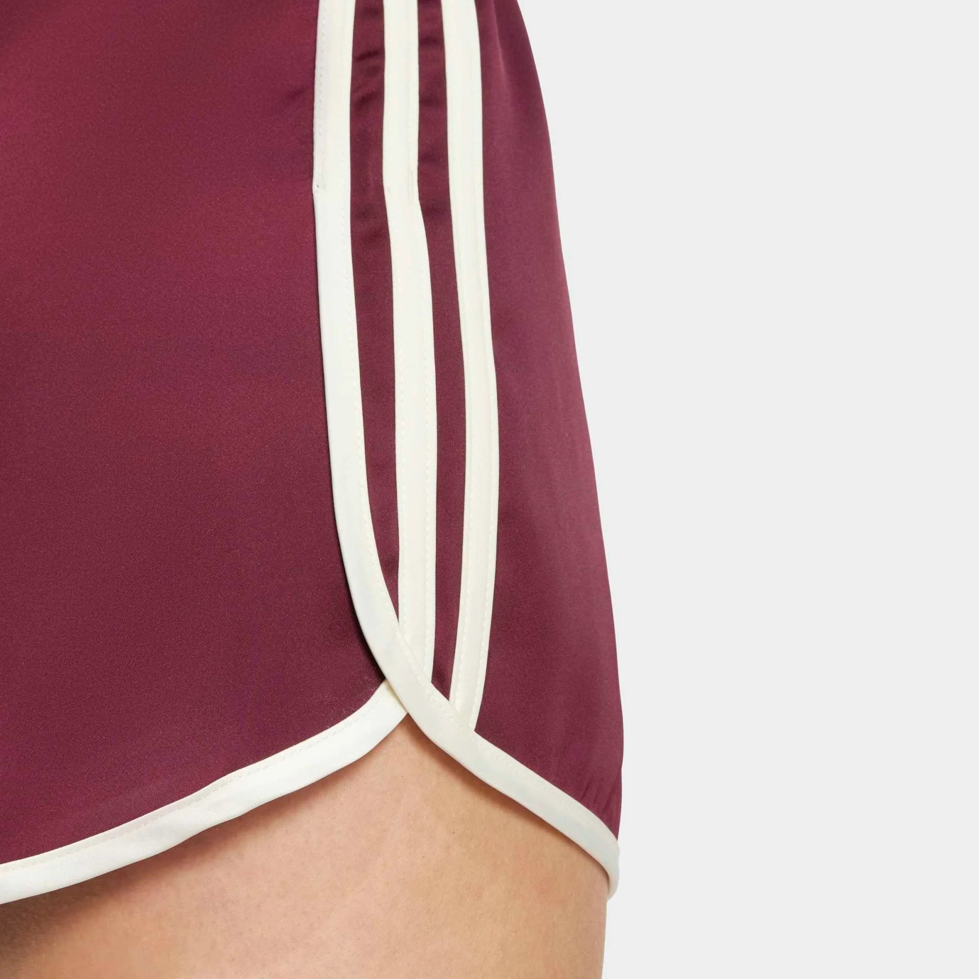 “Kurze adidas Originals 3-Stripes Sprinter Shorts für Damen in Bordeaux (Maroon) mit cremeweißen Details bei Stickabush.“