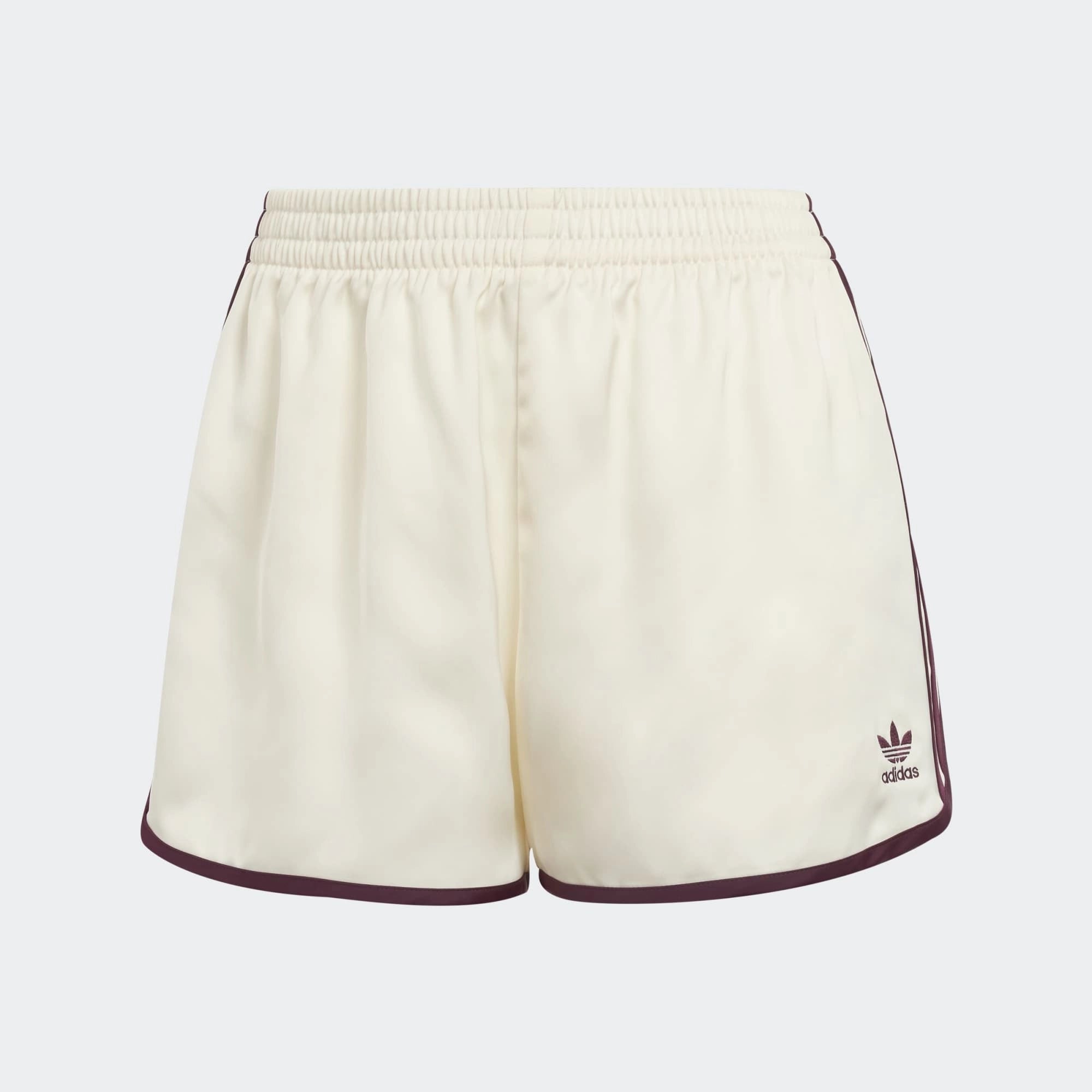 “adidas Originals 3-Stripes Sprinter Shorts W. Kurze, cremefarbene Damenshorts aus recyceltem Polyester, mit elastischem Bund, drei bordeaux-roten Seitenstreifen und gesticktem Trefoil-Logo bei Stickabush.“