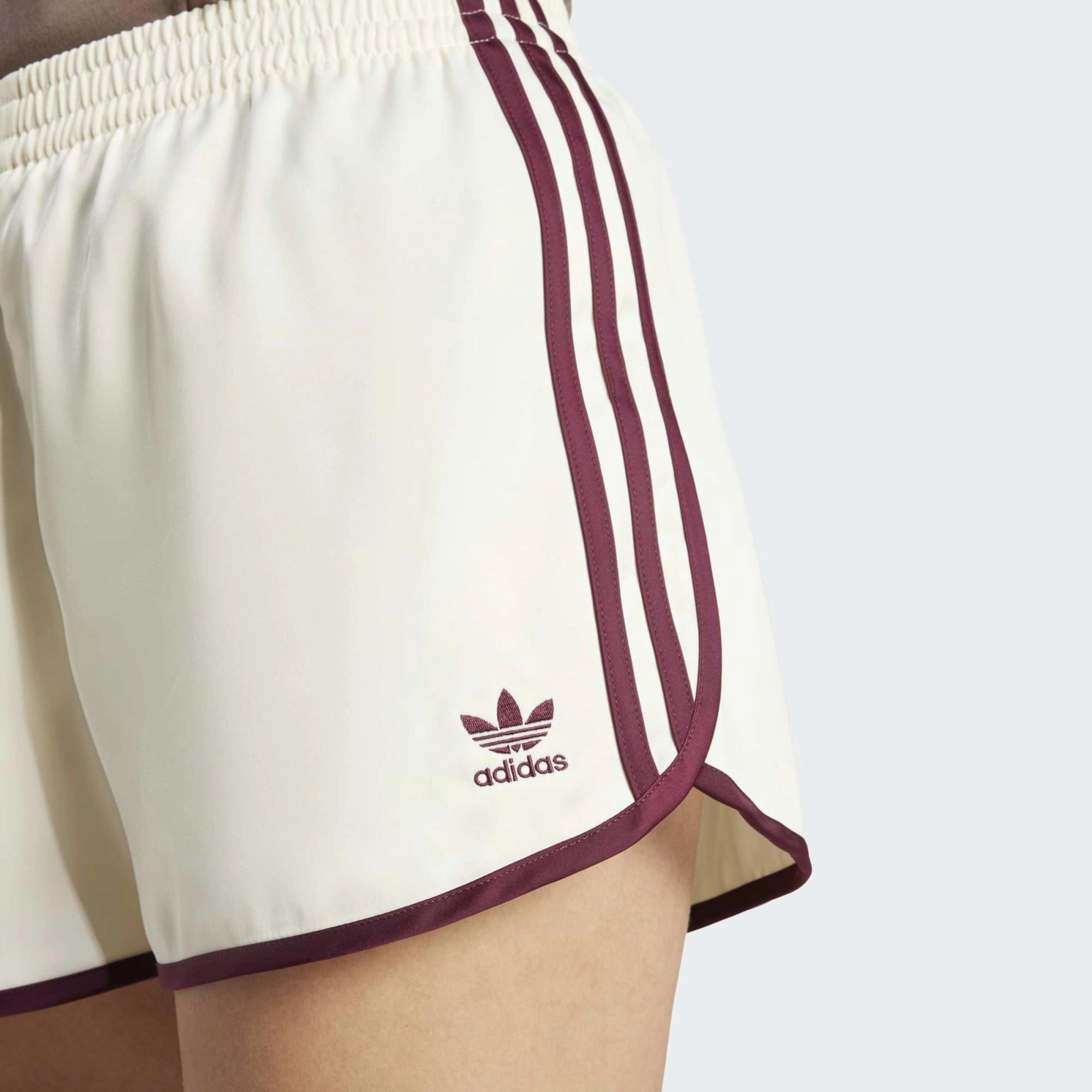 “adidas Originals 3-Stripes Sprinter Shorts W. Kurze, cremefarbene Damenshorts aus recyceltem Polyester, mit elastischem Bund, drei bordeaux-roten Seitenstreifen und gesticktem Trefoil-Logo bei Stickabush.“