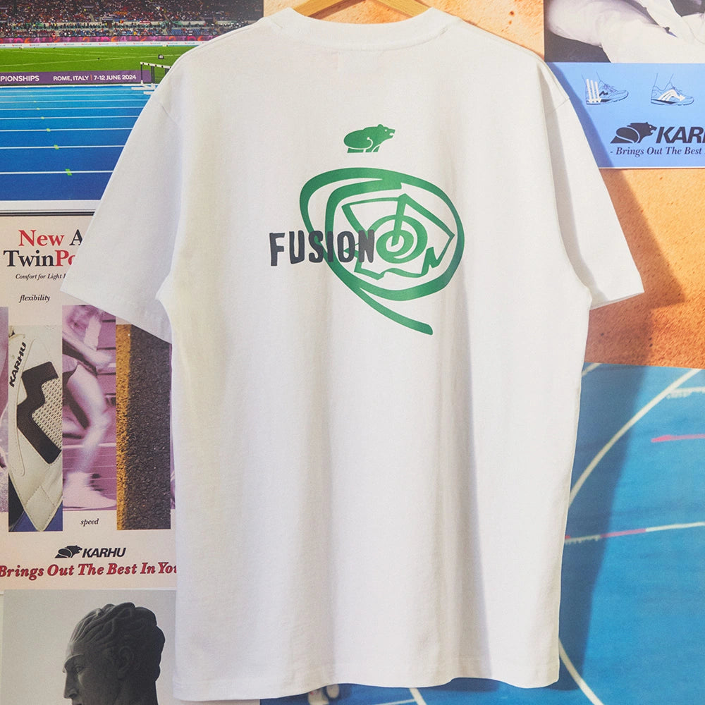 Karhu Fusion T-Shirt in White und Ultramarine Green mit Bio-Baumwolle Streetwear jetzt bei Stickabush Berlin.