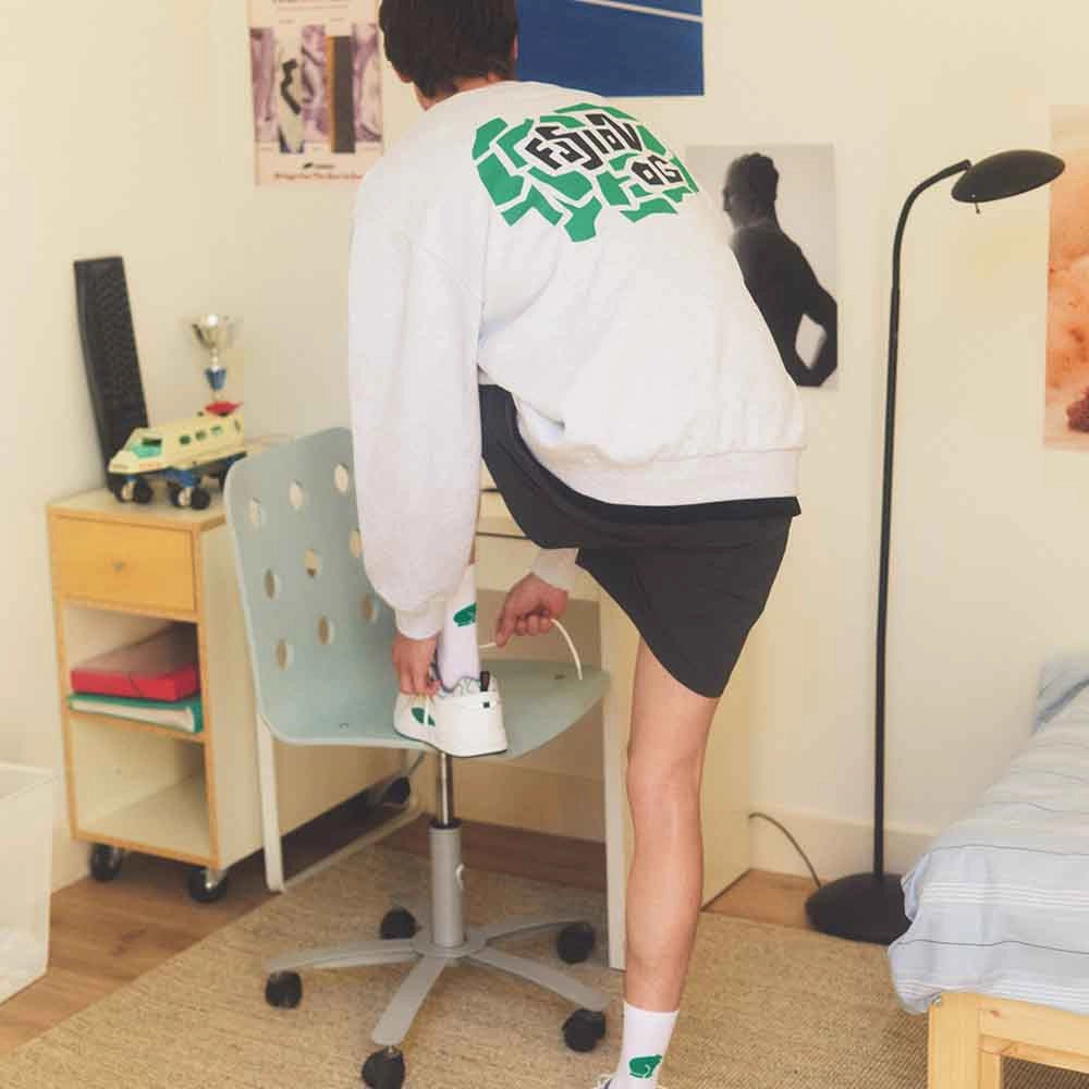 "Karhu Fusion OG Sweatshirt in Heather Grey mit bedrucktem Ultramarine Green Logo aus schwerer Baumwolle bei Stickabush Berlin.“