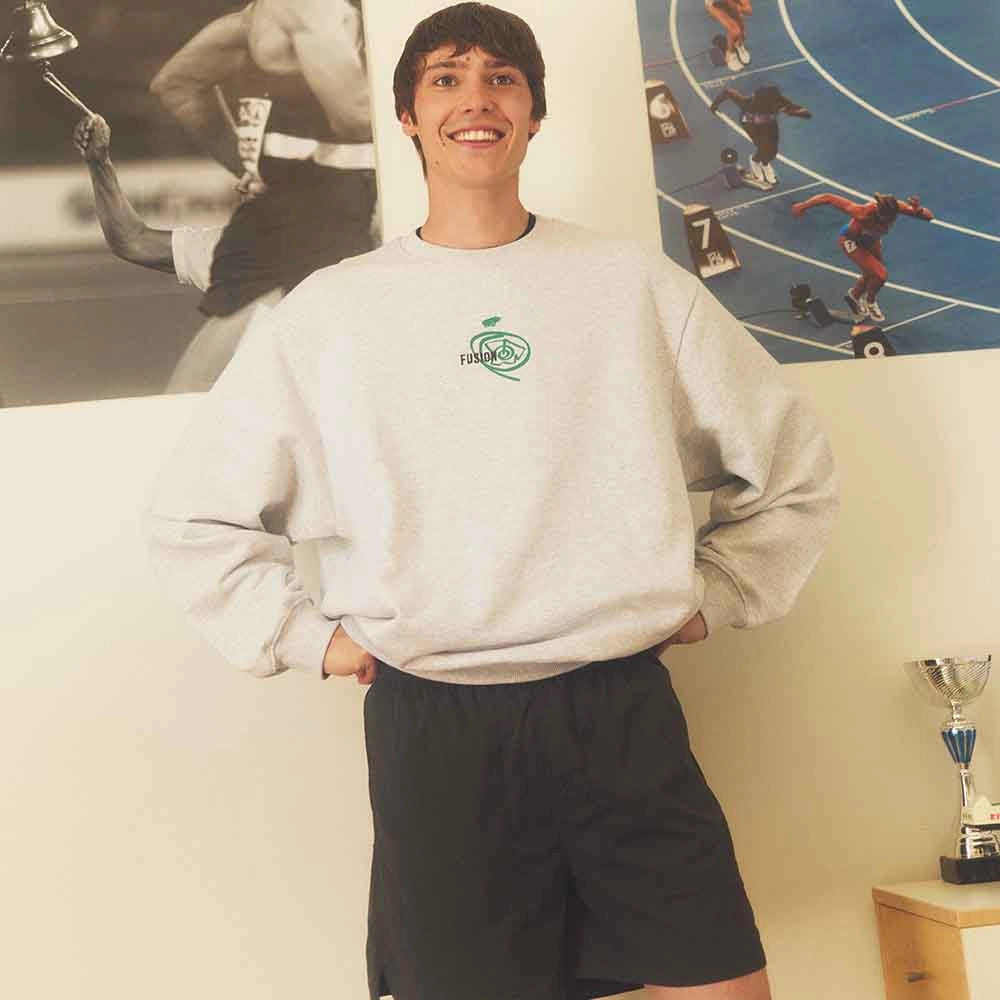 "Karhu Fusion OG Sweatshirt in Heather Grey mit bedrucktem Ultramarine Green Logo aus schwerer Baumwolle bei Stickabush Berlin.“