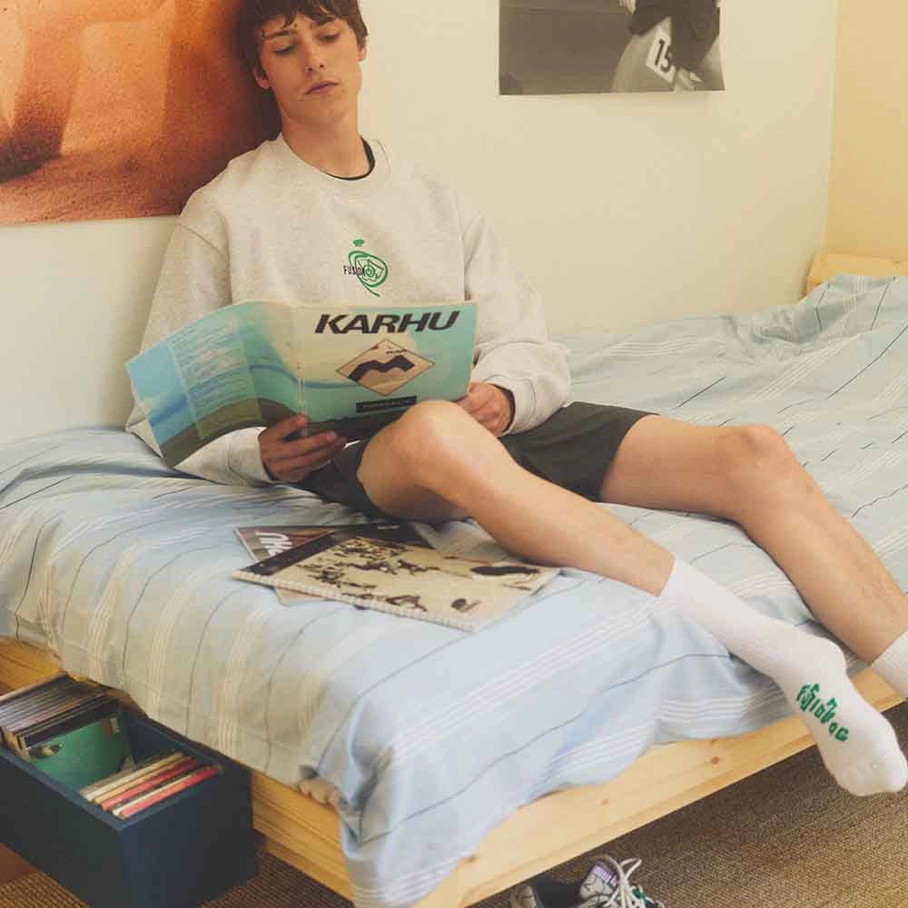 "Karhu Fusion OG Sweatshirt in Heather Grey mit bedrucktem Ultramarine Green Logo aus schwerer Baumwolle bei Stickabush Berlin.“