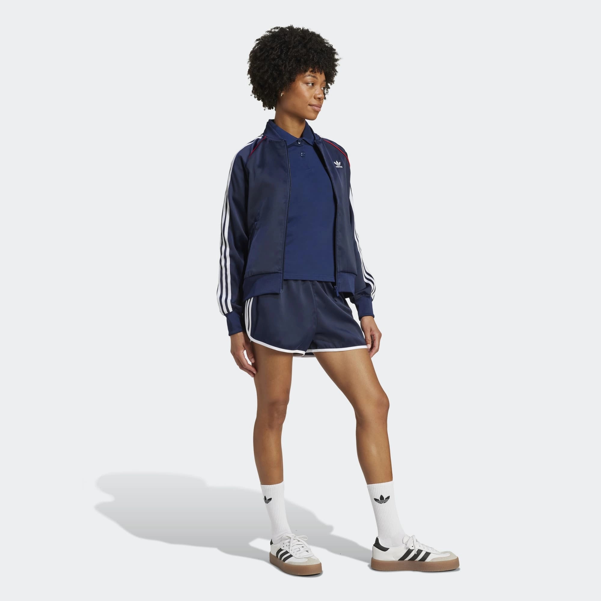 "Adidas 3-Stripes Sprinter Shorts in Dunkelblau. Hergestellt aus recyceltem Polyester, mit weißen 3-Streifen an den Seiten bei Stickabush Berlin.“