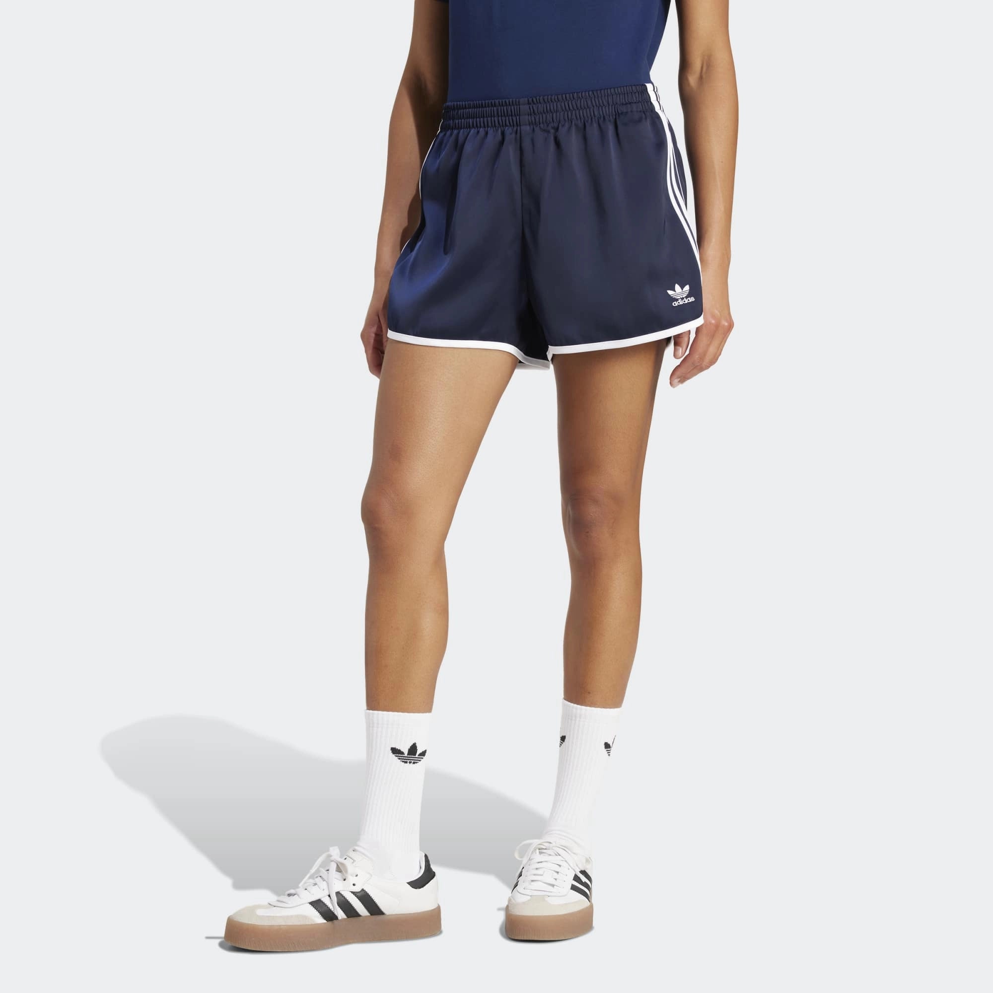 Adidas 3-Stripes Sprinter Shorts in Dunkelblau. Hergestellt aus recyceltem Polyester, mit weißen 3-Streifen an den Seiten.
