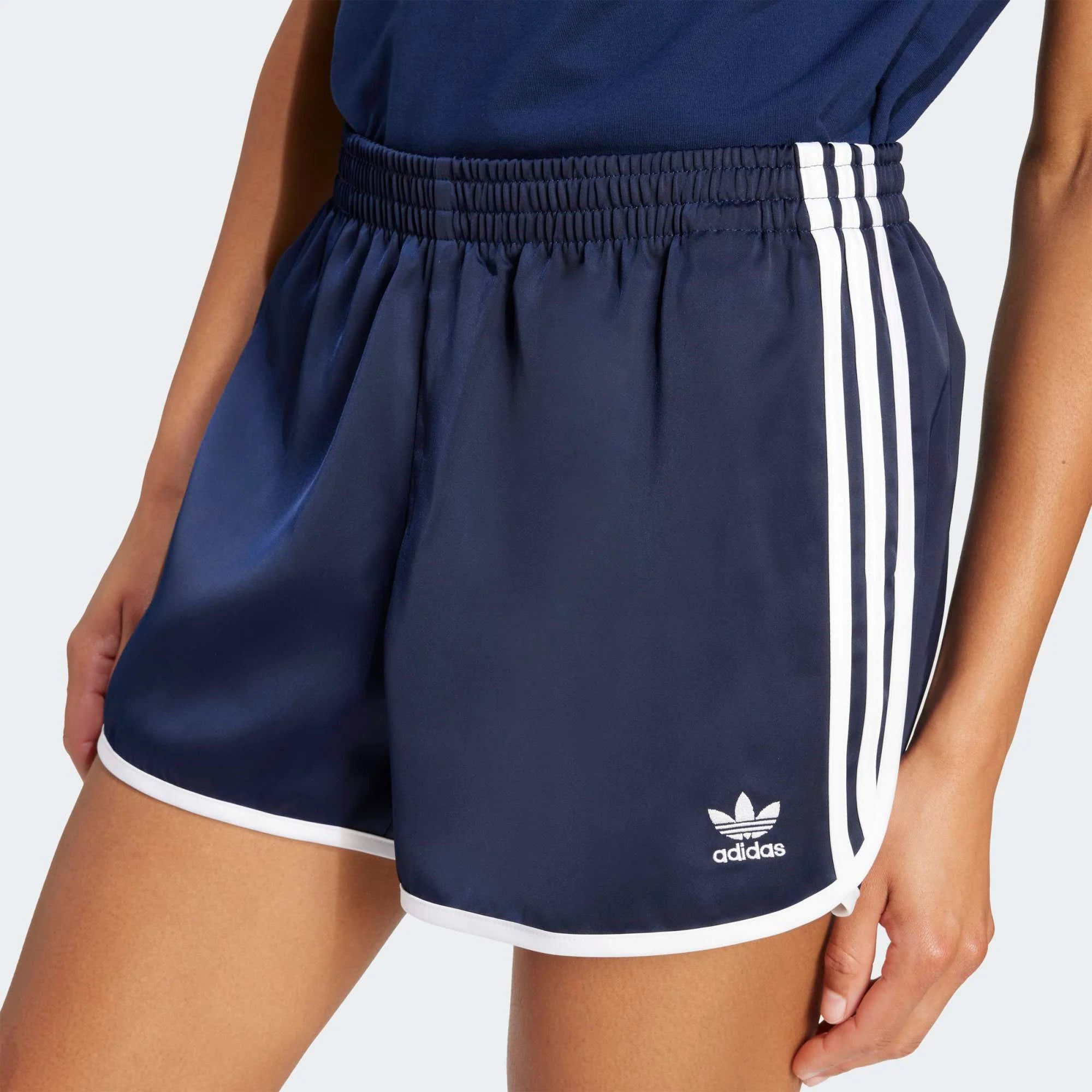 Adidas 3-Stripes Sprinter Shorts in Dunkelblau. Hergestellt aus recyceltem Polyester, mit weißen 3-Streifen an den Seiten.