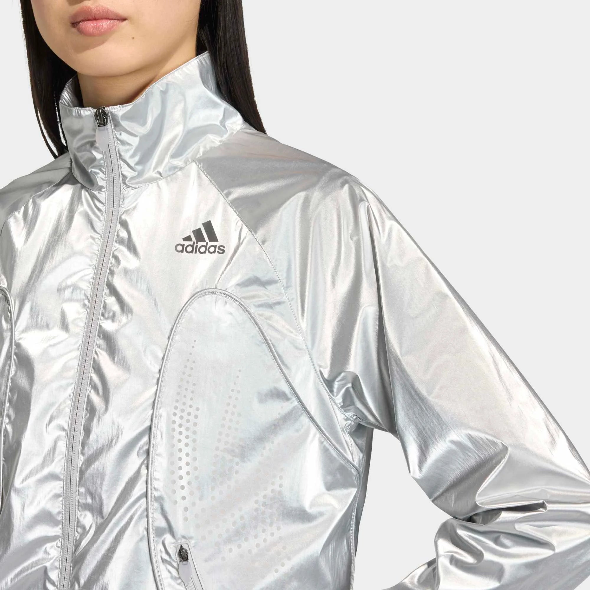 adidas Originals F50 Track Top in Silver Metallic, futuristische Trainingsjacke mit glänzendem Silber-Finish, Stehkragen und ikonischen 3-Streifen im sportlichen Retro-Look.