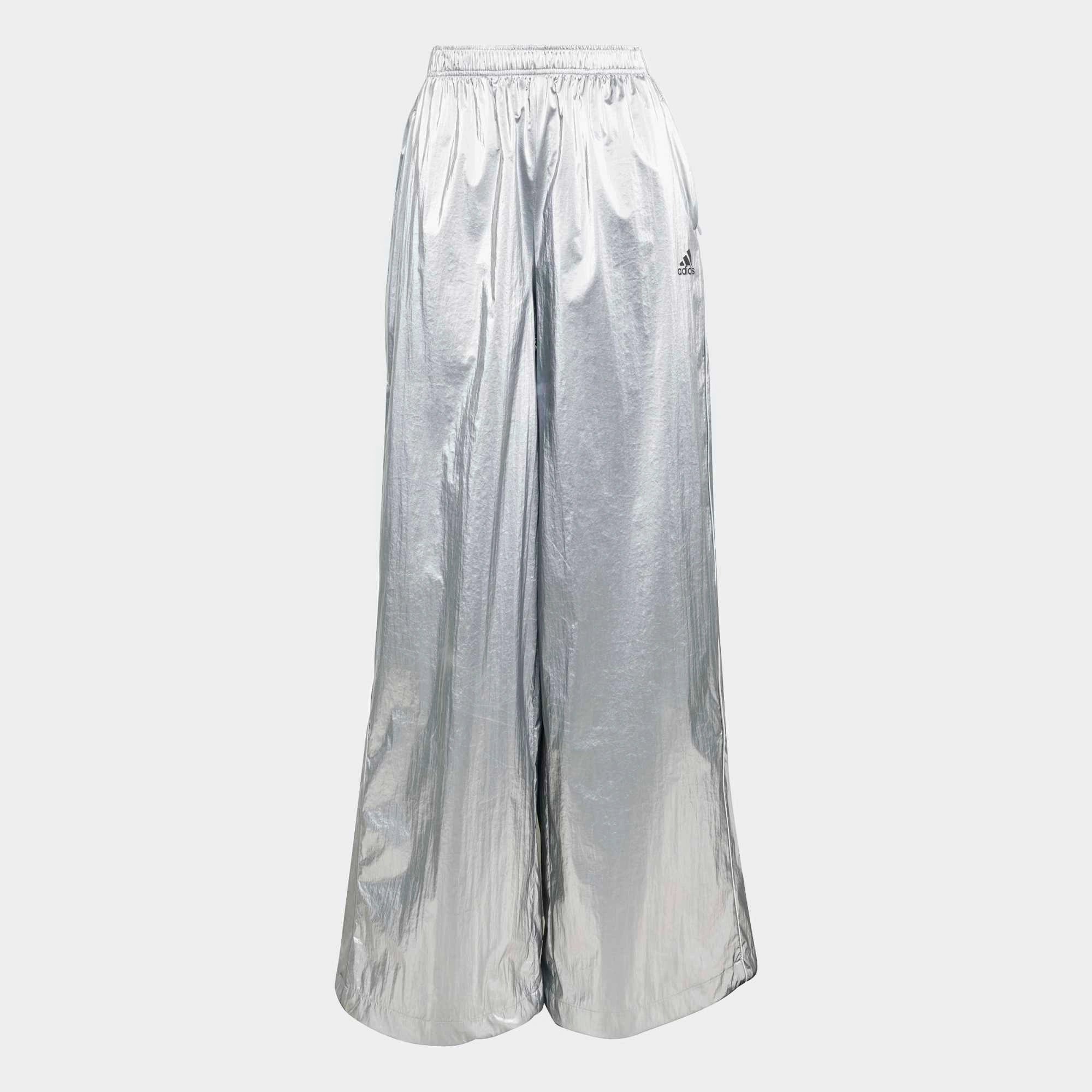 adidas Originals F50 Pants in Silver Metallic, glänzende Trainingshose mit reflektierendem Finish und ikonischem adidas-Branding im futuristischen Look.