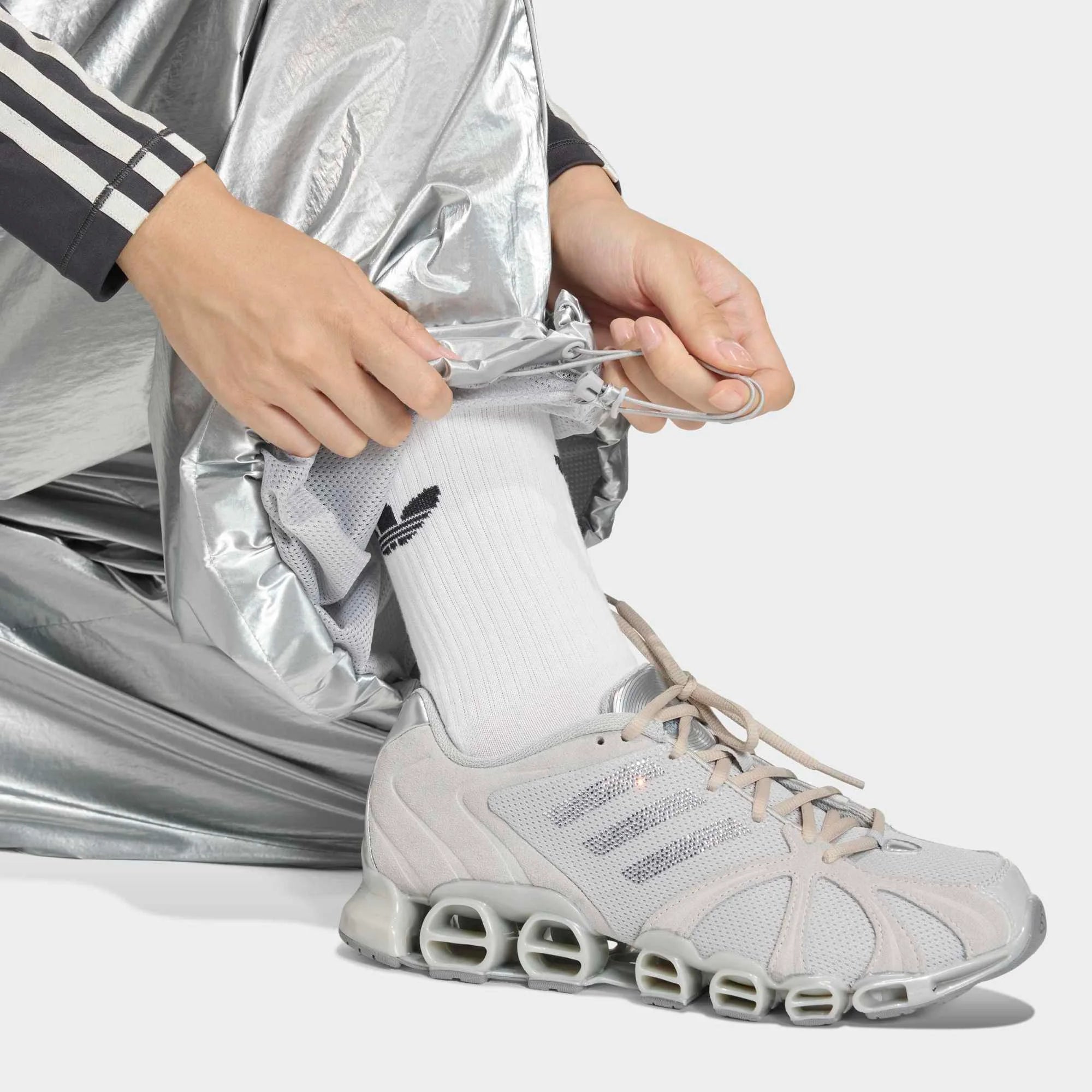 adidas Originals F50 Pants in Silver Metallic, glänzende Trainingshose mit reflektierendem Finish und ikonischem adidas-Branding im futuristischen Look.