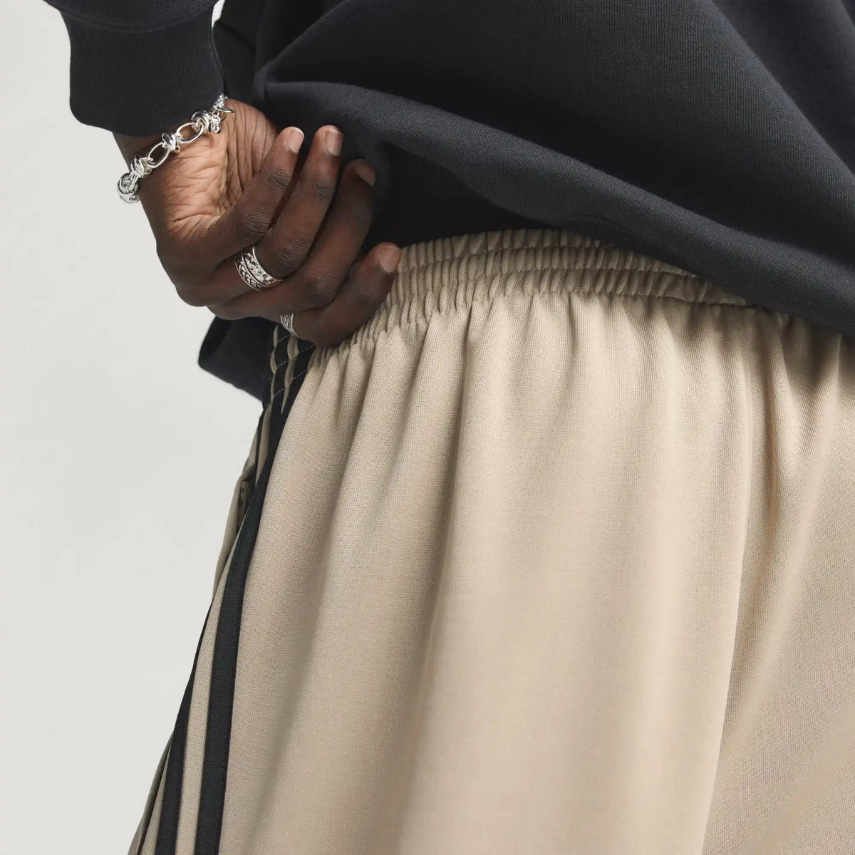 adidas Originals Adicolor Loose Tracksuit Pants in Stone Khaki – Rueckansicht Details am Model im STICKABUSH Online-Shop