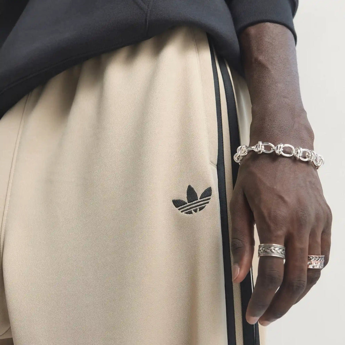adidas Originals Adicolor Loose Tracksuit Pants in Stone Khaki – Frontansicht Details am Model im STICKABUSH Online-Shop