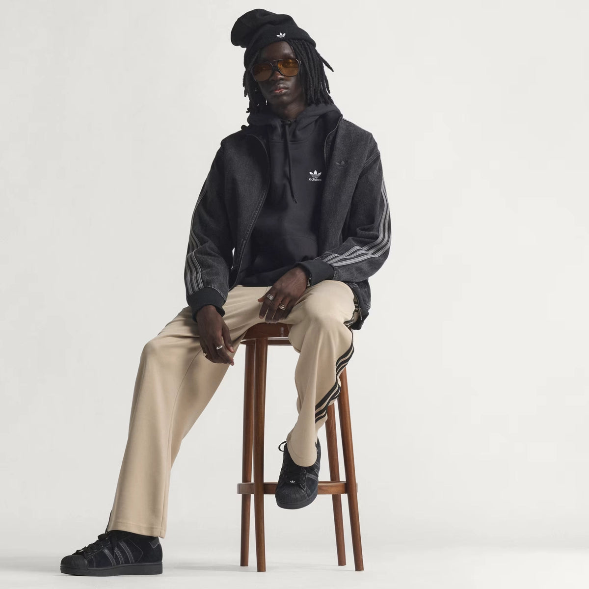 adidas Originals Adicolor Loose Tracksuit Pants in Stone Khaki – Frontansicht Outfit am Model im STICKABUSH Online-Shop