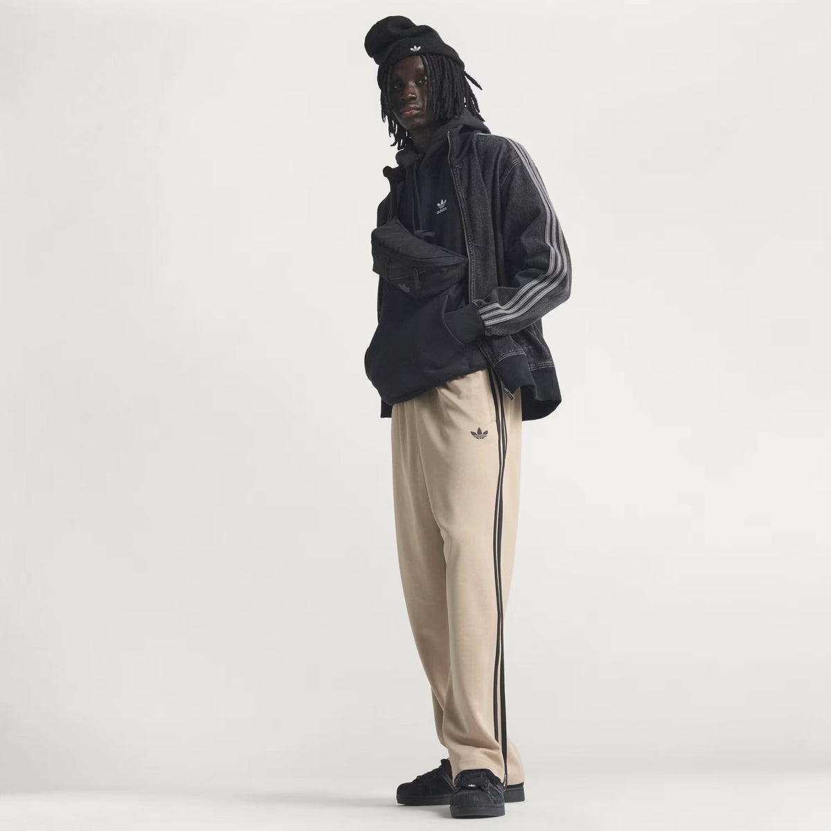 adidas Originals Adicolor Loose Tracksuit Pants in Stone Khaki – Frontansicht Outfit am Model im STICKABUSH Online-Shop