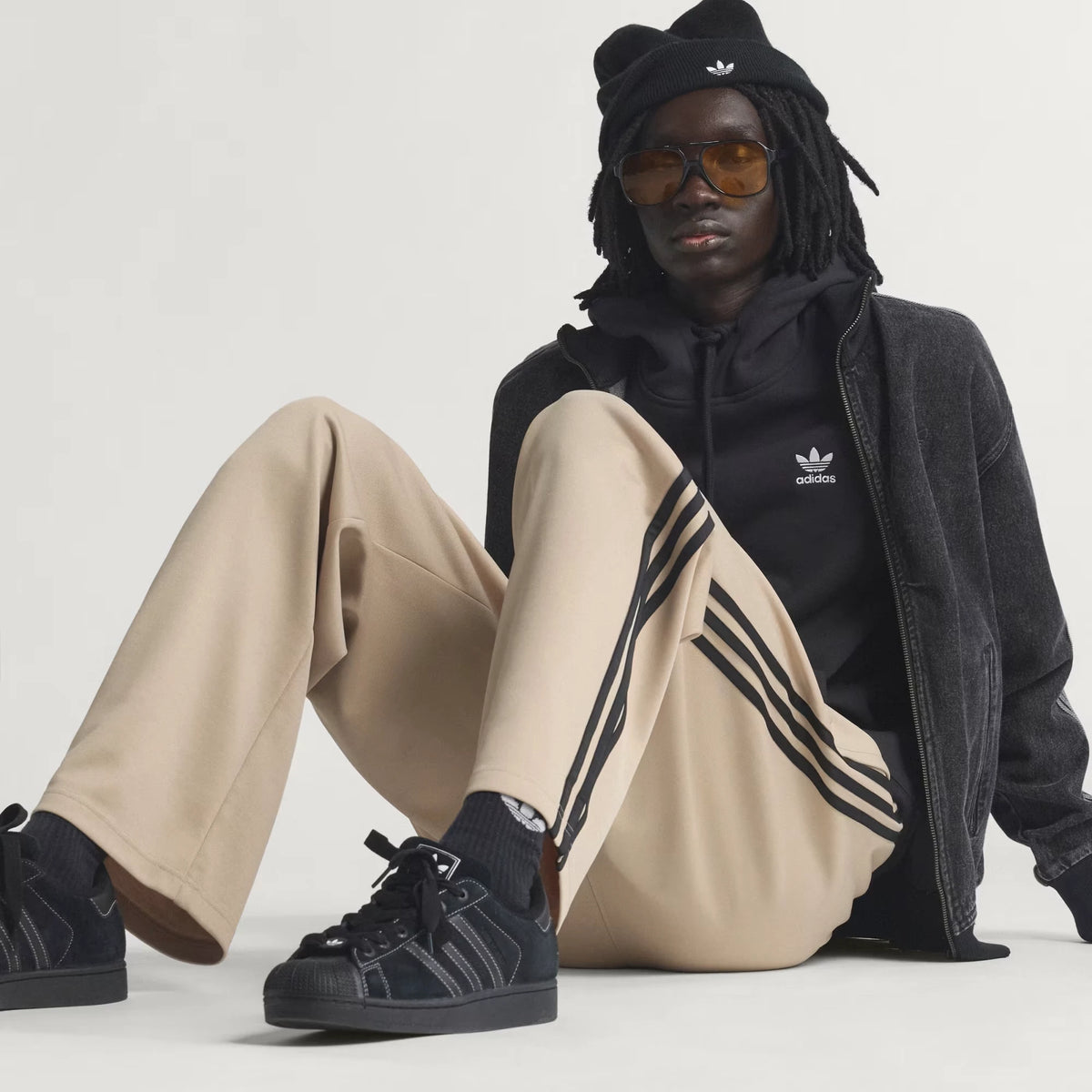 adidas Originals Adicolor Loose Tracksuit Pants in Stone Khaki – Outfit am Model im STICKABUSH Online-Shop