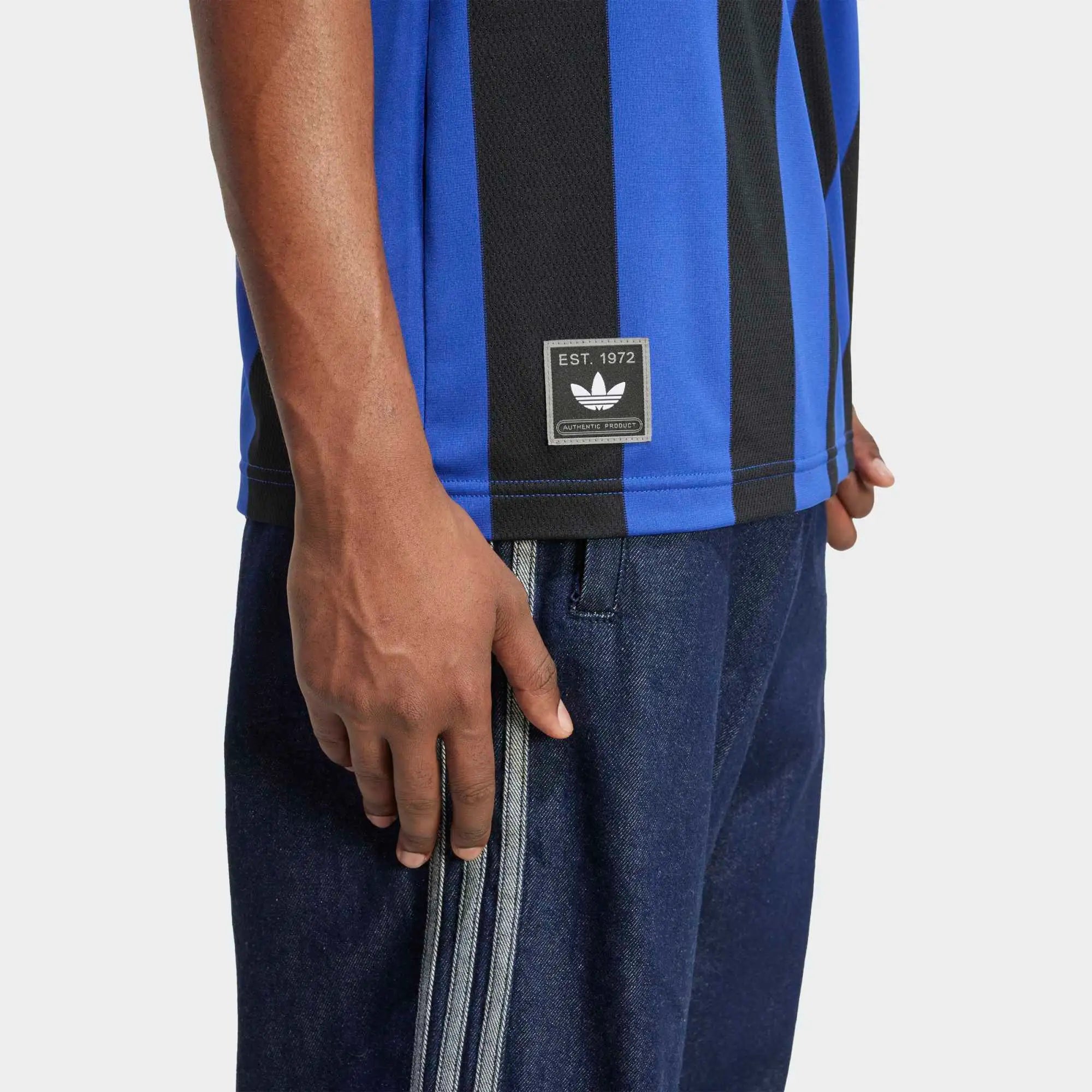 “adidas Originals Jacquard Trikot in Semi Lucid Blue und Schwarz – mit der Nr. 3 und  der gewebten Streifen-Struktur bei Stickabush.“
