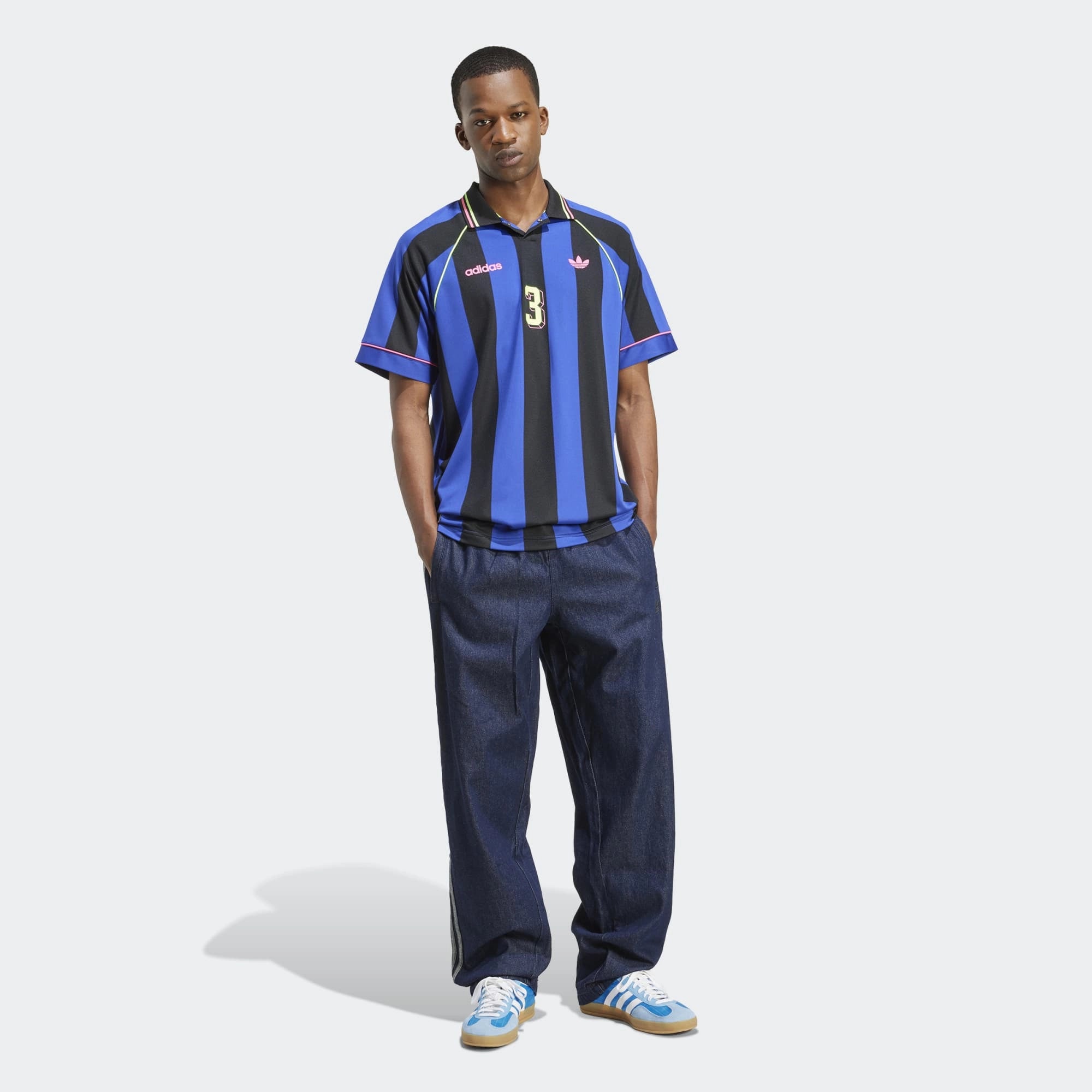 “adidas Originals Jacquard Trikot in Semi Lucid Blue und Schwarz – mit der Nr. 3 und  der gewebten Streifen-Struktur bei Stickabush.“