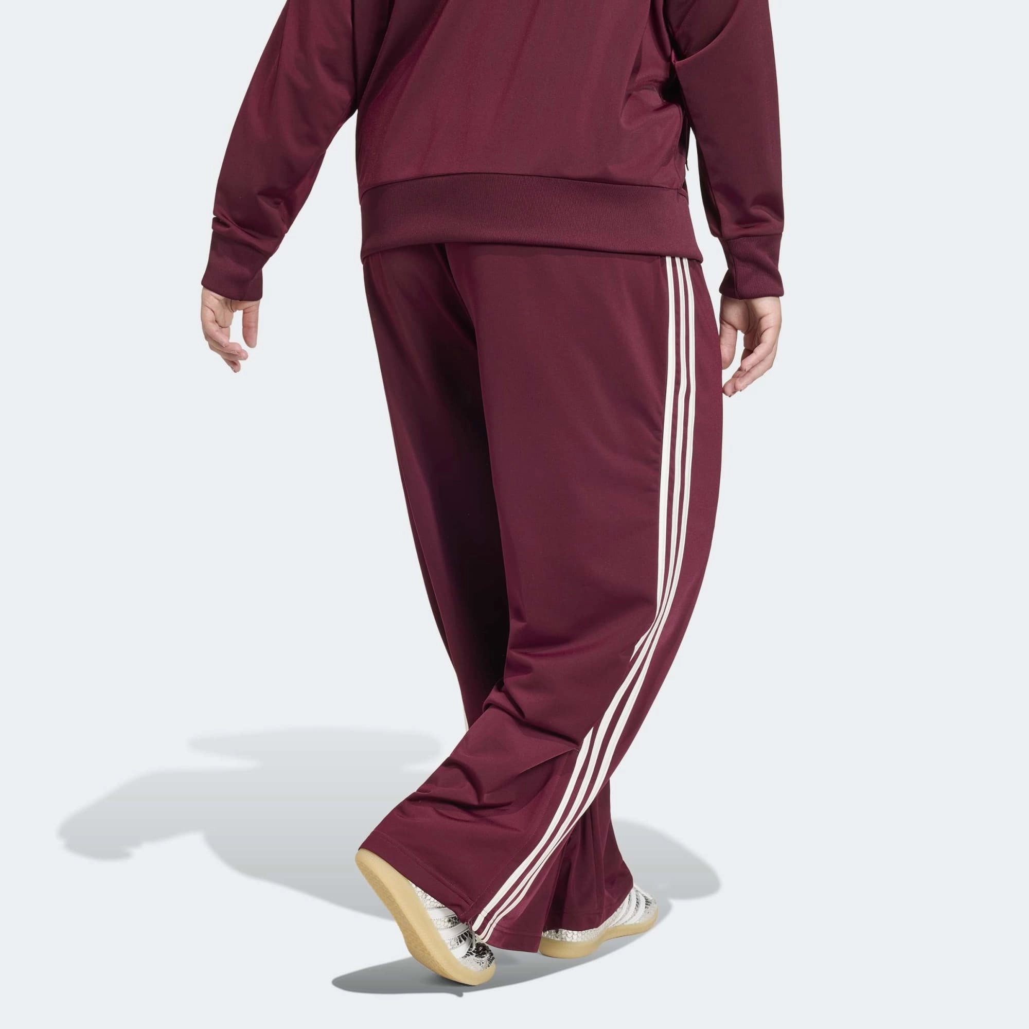 "adidas Originals Firebird Loose Track Pants Damen in Maroon Weinrot mit weißen Streifen, weites Bein, Plus-Size, KD4035 bei Stickabush.“