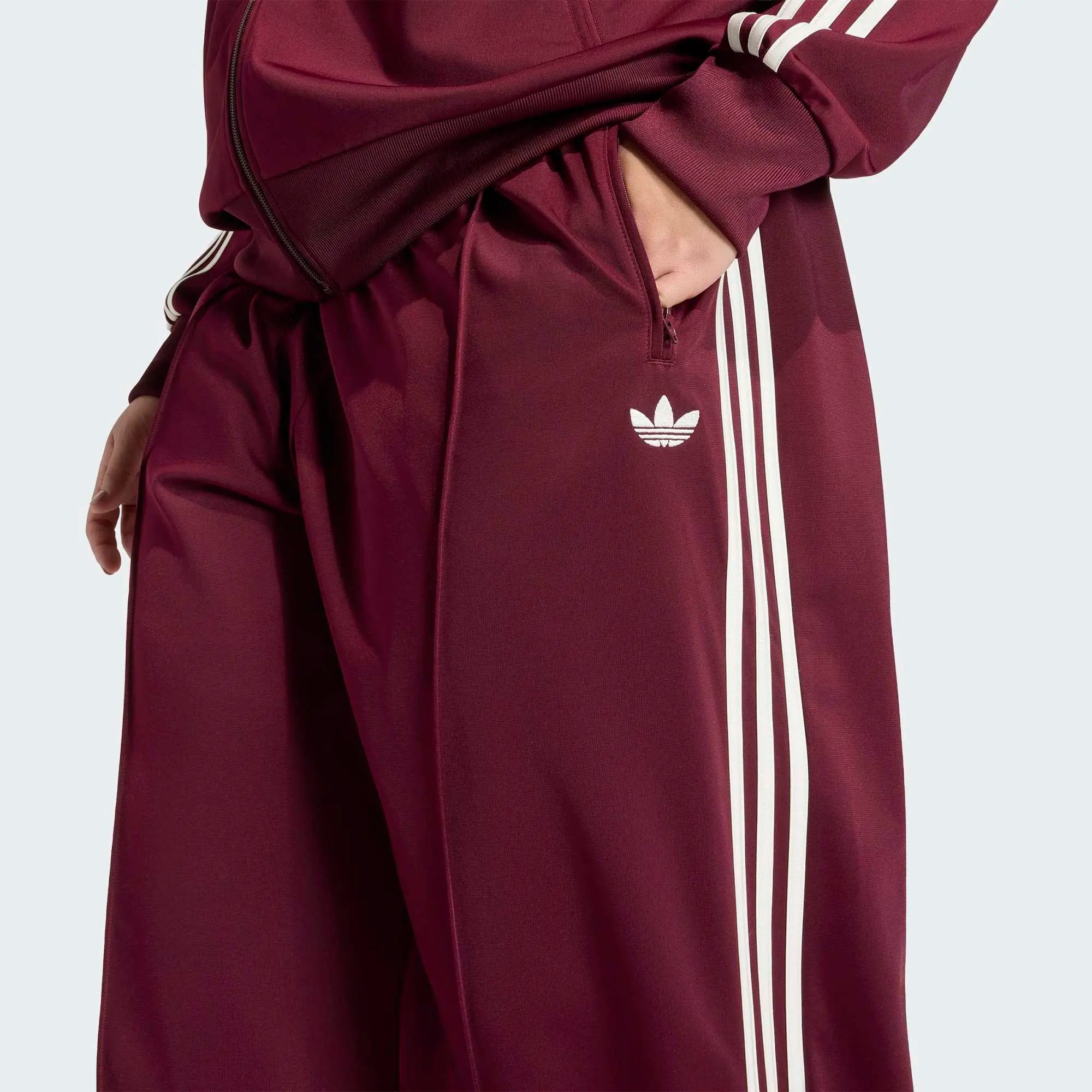 "adidas Originals Firebird Loose Track Pants Damen in Maroon Weinrot mit weißen Streifen, weites Bein, Plus-Size, KD4035 bei Stickabush.“