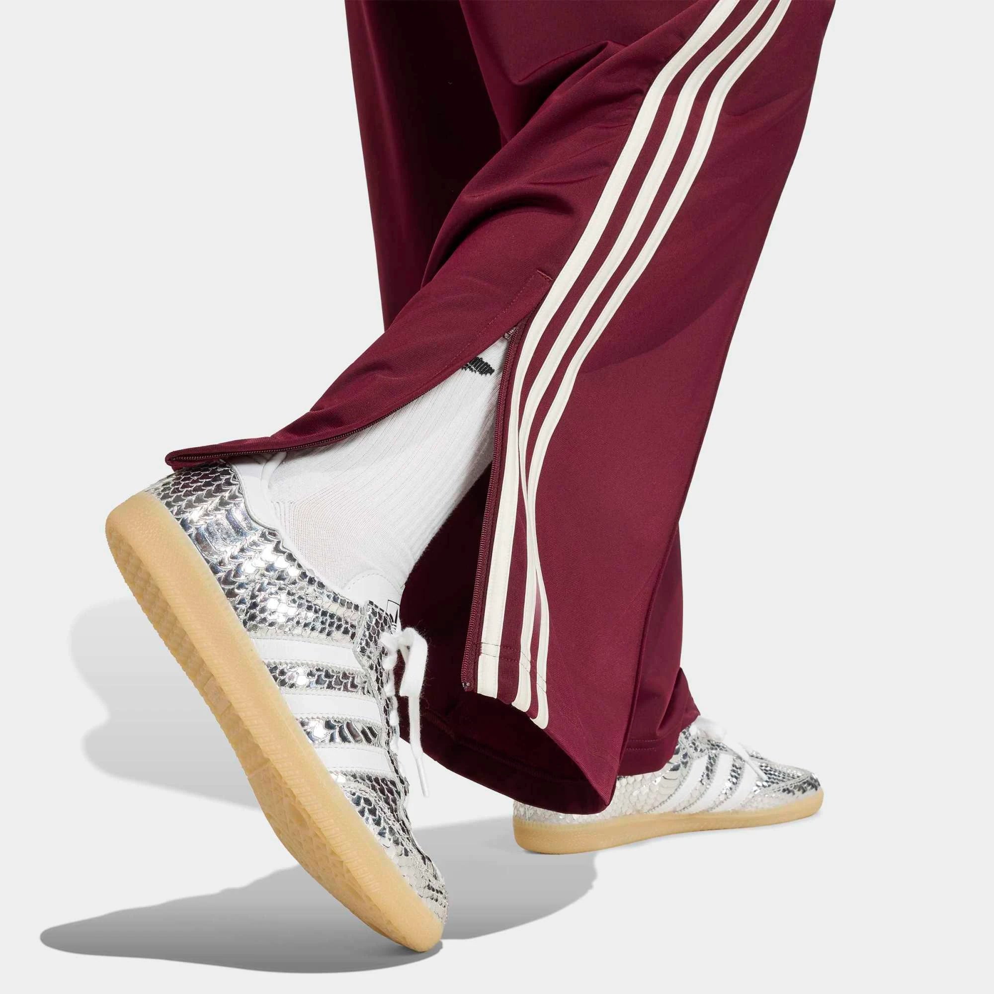 "adidas Originals Firebird Loose Track Pants Damen in Maroon Weinrot mit weißen Streifen, weites Bein, Plus-Size, KD4035 bei Stickabush.“