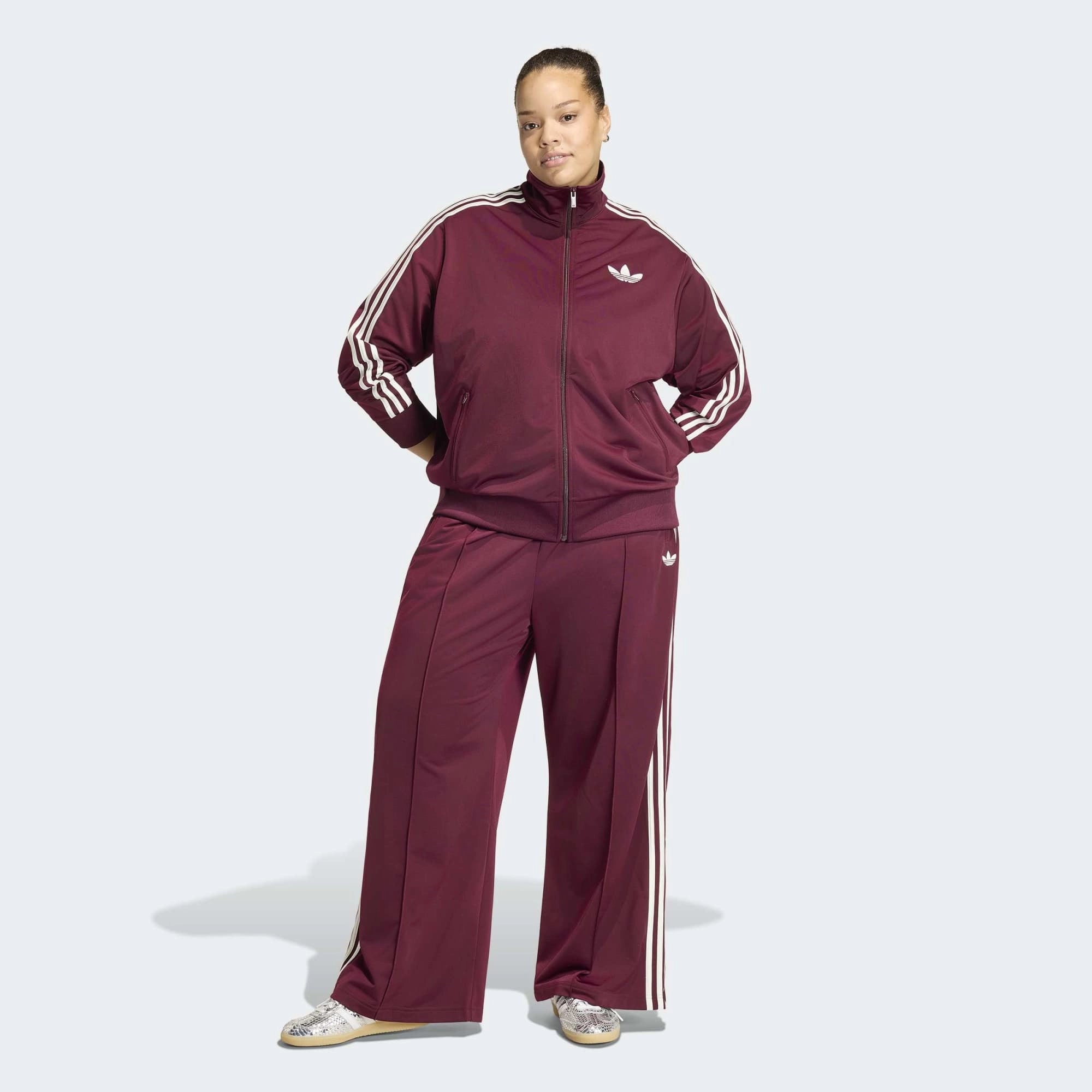 "adidas Originals Firebird Loose Track Pants Damen in Maroon Weinrot mit weißen Streifen, weites Bein, Plus-Size, KD4035 bei Stickabush.“