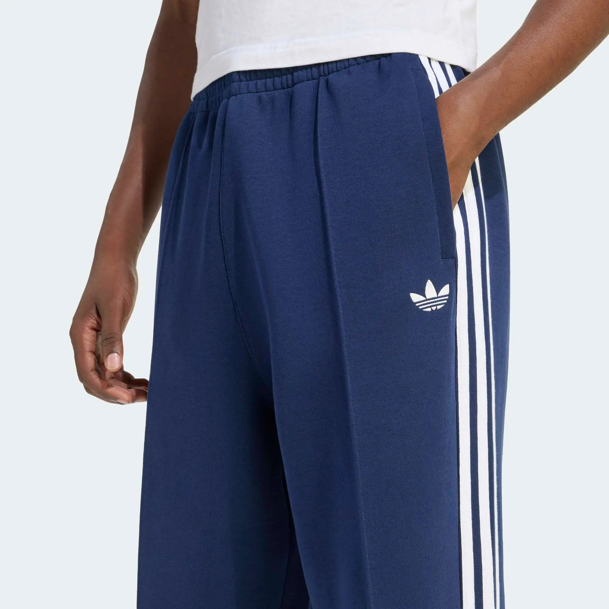 "adidas Originals Spacer Baggy Track Pant in Night Indigo KD4087 jetzt im STICKABUSH Store Berlin Kreuzberg"