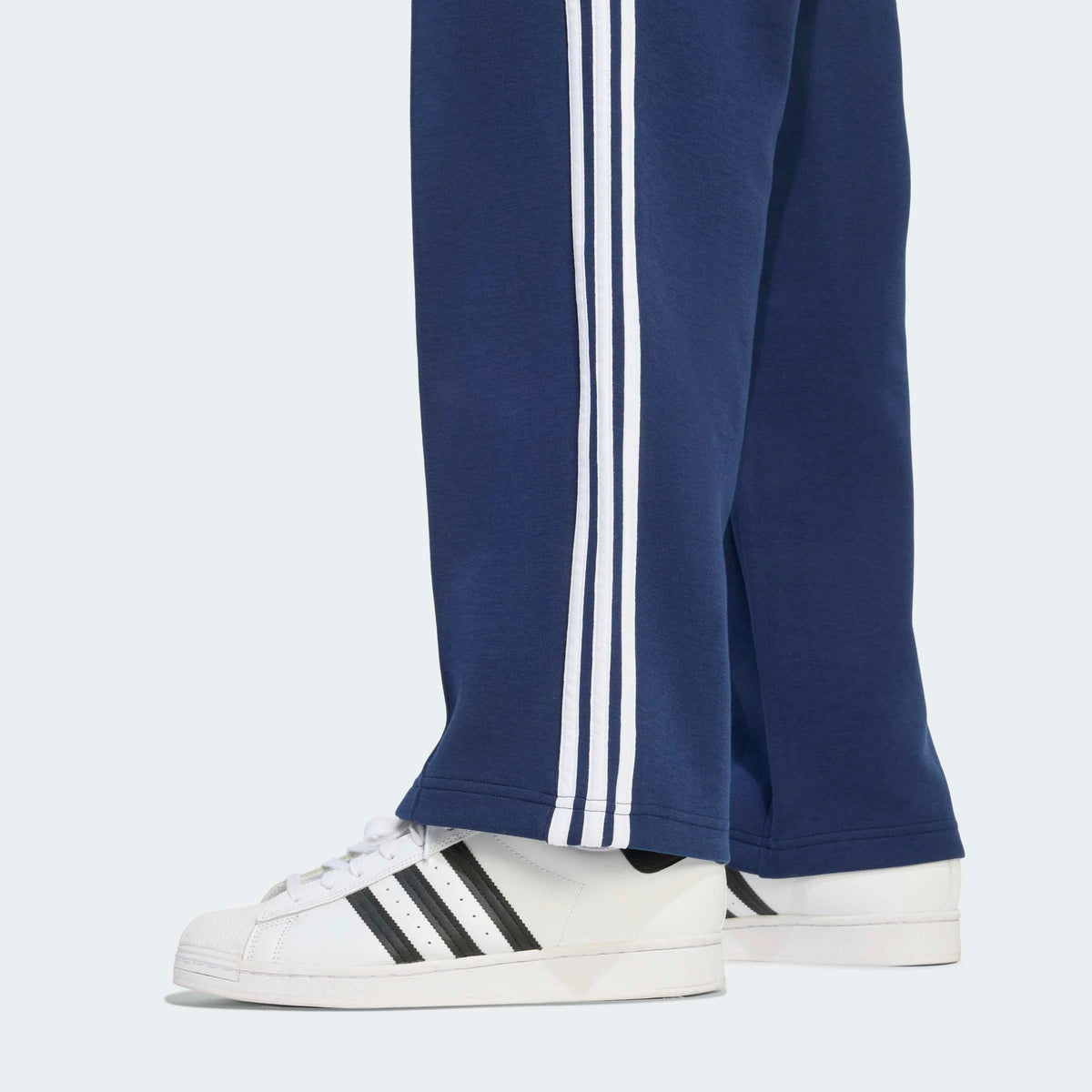 "adidas Originals Spacer Baggy Track Pant in Night Indigo KD4087 jetzt im STICKABUSH Store Berlin Kreuzberg"