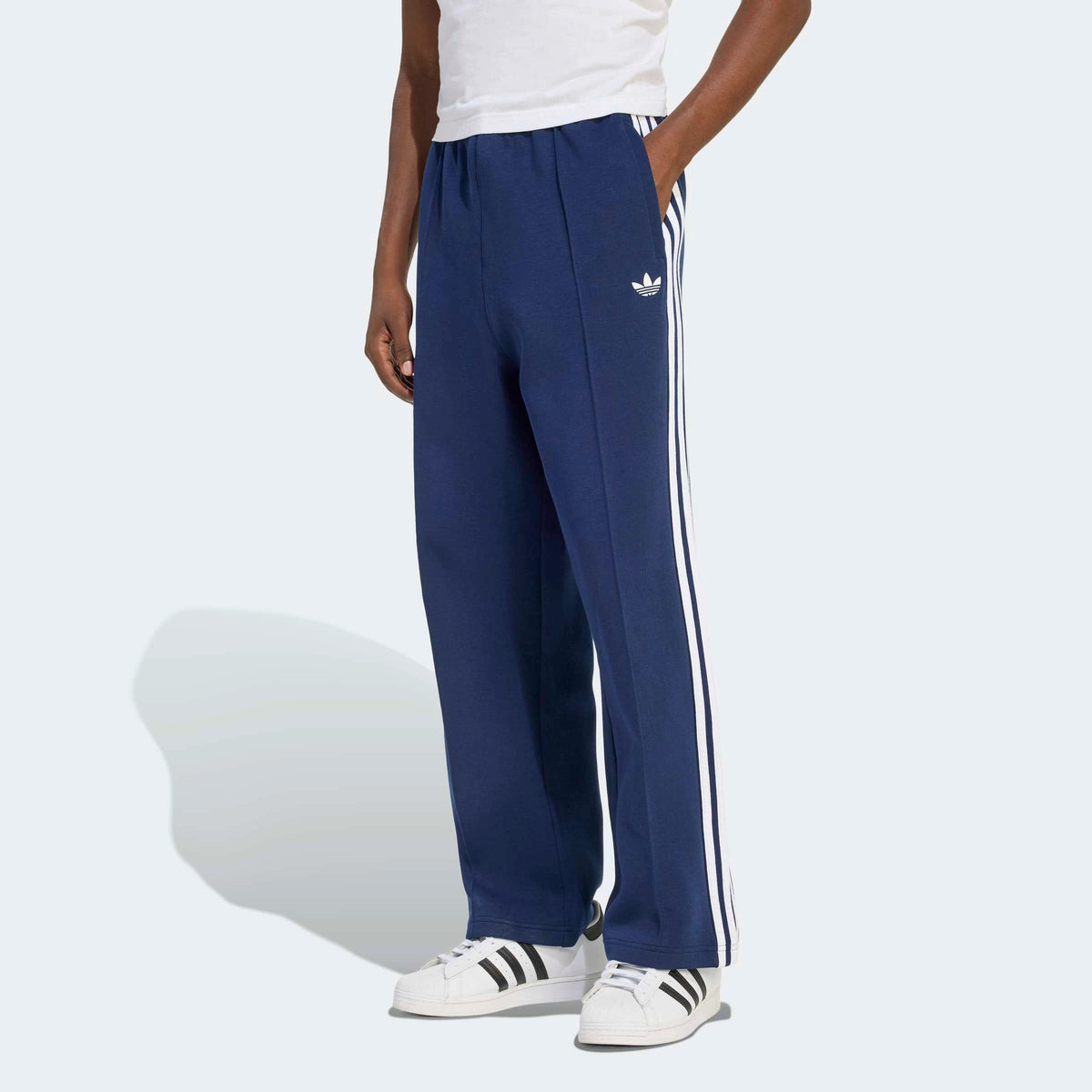 "adidas Originals Spacer Baggy Track Pant in Night Indigo KD4087 jetzt im STICKABUSH Store Berlin Kreuzberg"