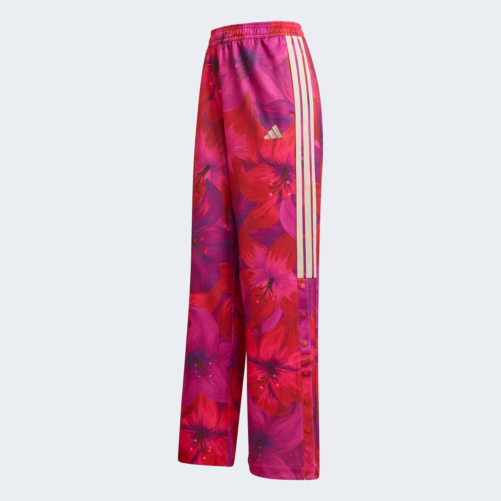 „Frauen adidas x Farm Rio Tiro Trainingshose in Bahia Magenta und Rot mit tropischem Blumenmuster an den Seiten und weißen 3-Streifen bei Stickabush Berlin.“
