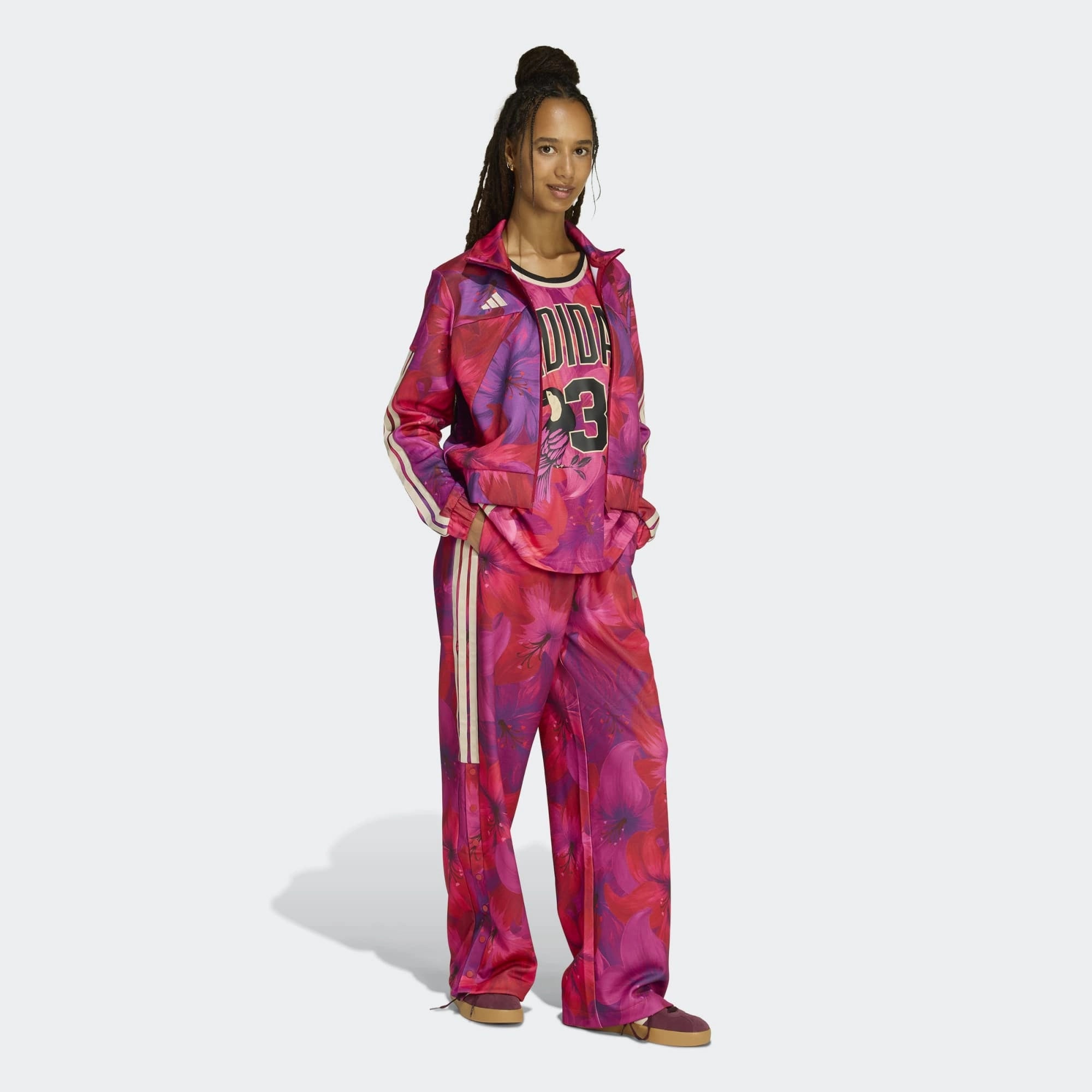„Frauen adidas x Farm Rio Tiro Trainingshose in Bahia Magenta und Rot mit tropischem Blumenmuster an den Seiten und weißen 3-Streifen bei Stickabush Berlin.“