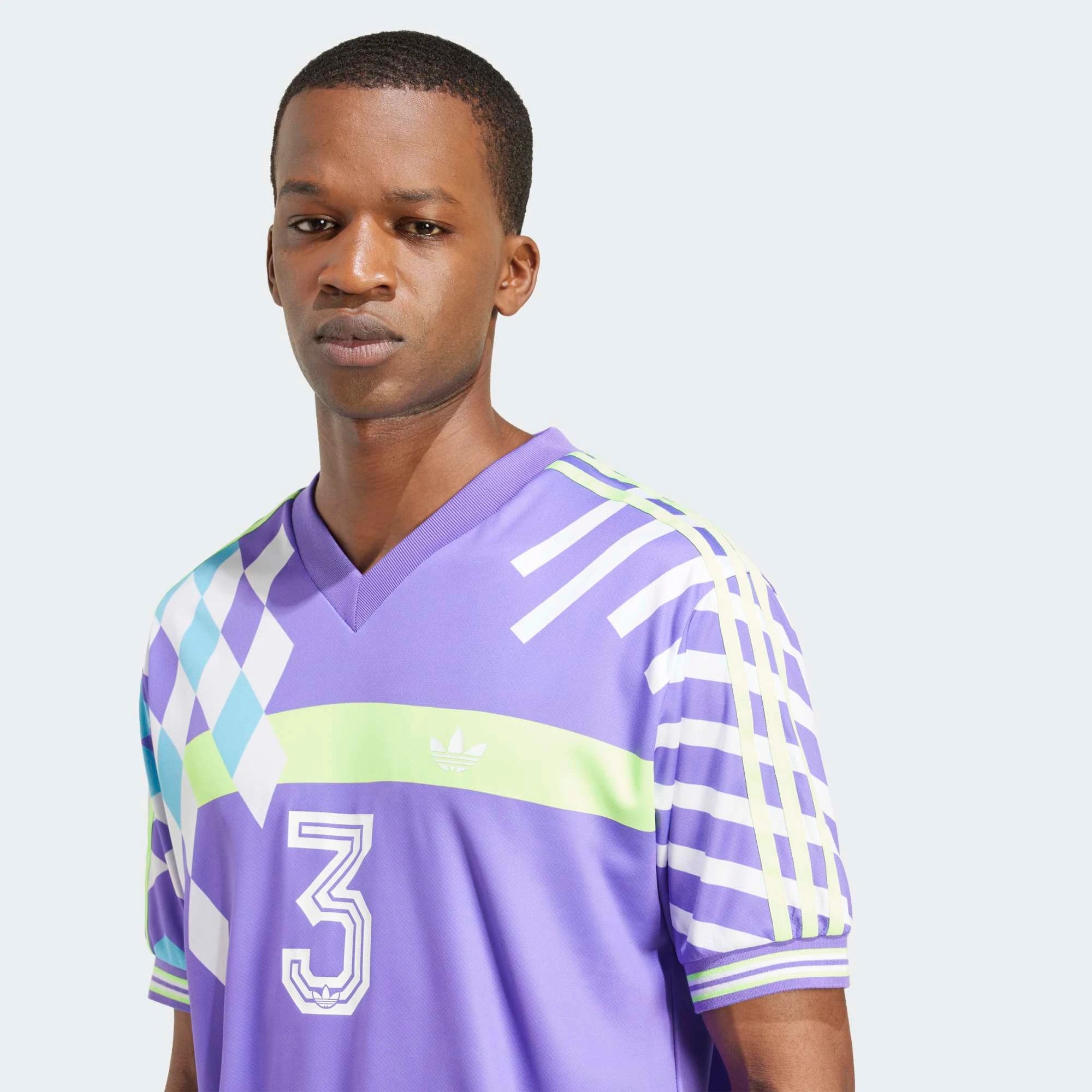 “adidas Originals Nuwave 90s Jersey Trikot in Lila (Purple Rush) mit Retro-Grafik-Print und adidas Trefoil-Logo auf der Brust bei Stickabush.“
