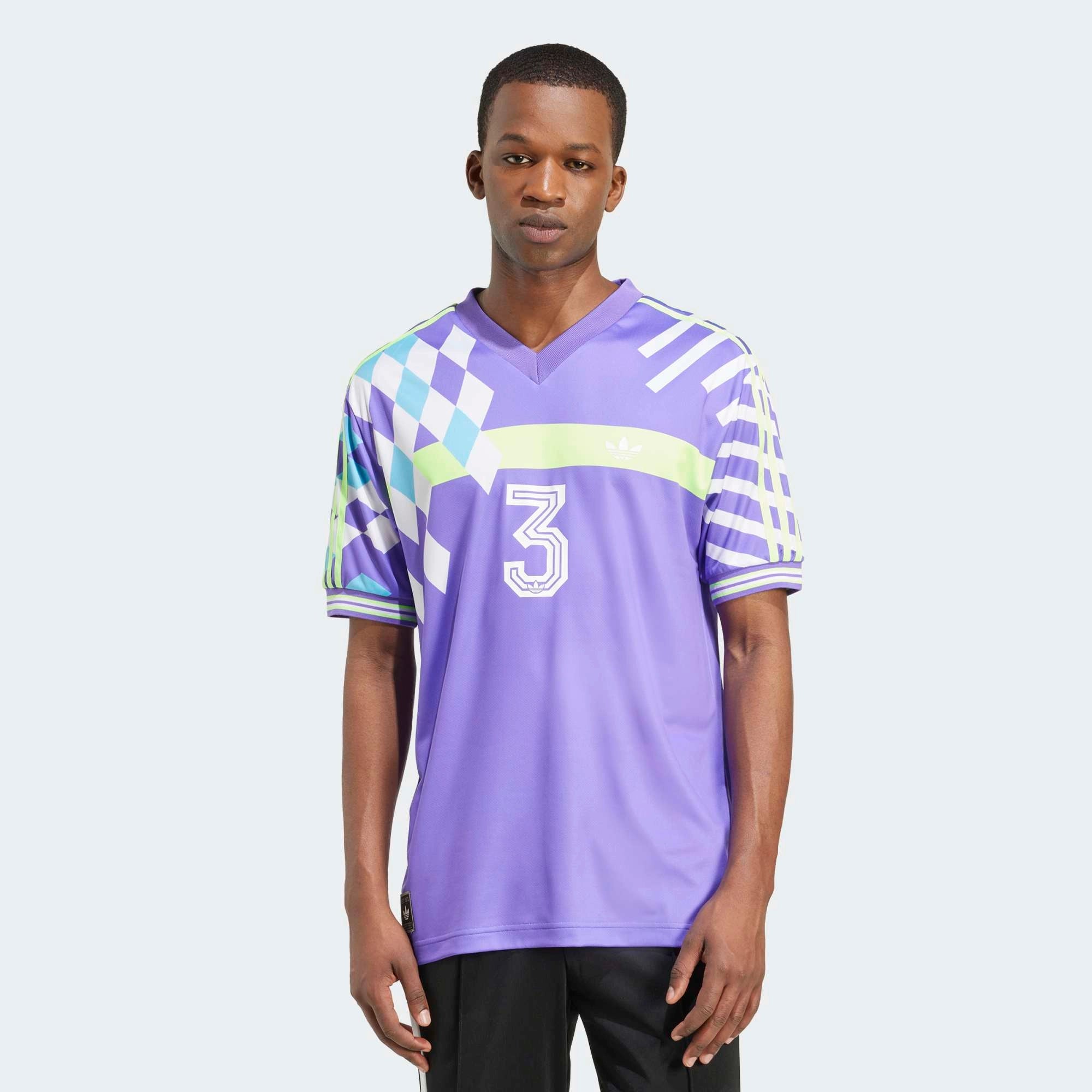 “adidas Originals Nuwave 90s Jersey Trikot in Lila (Purple Rush) mit Retro-Grafik-Print und adidas Trefoil-Logo auf der Brust bei Stickabush.“